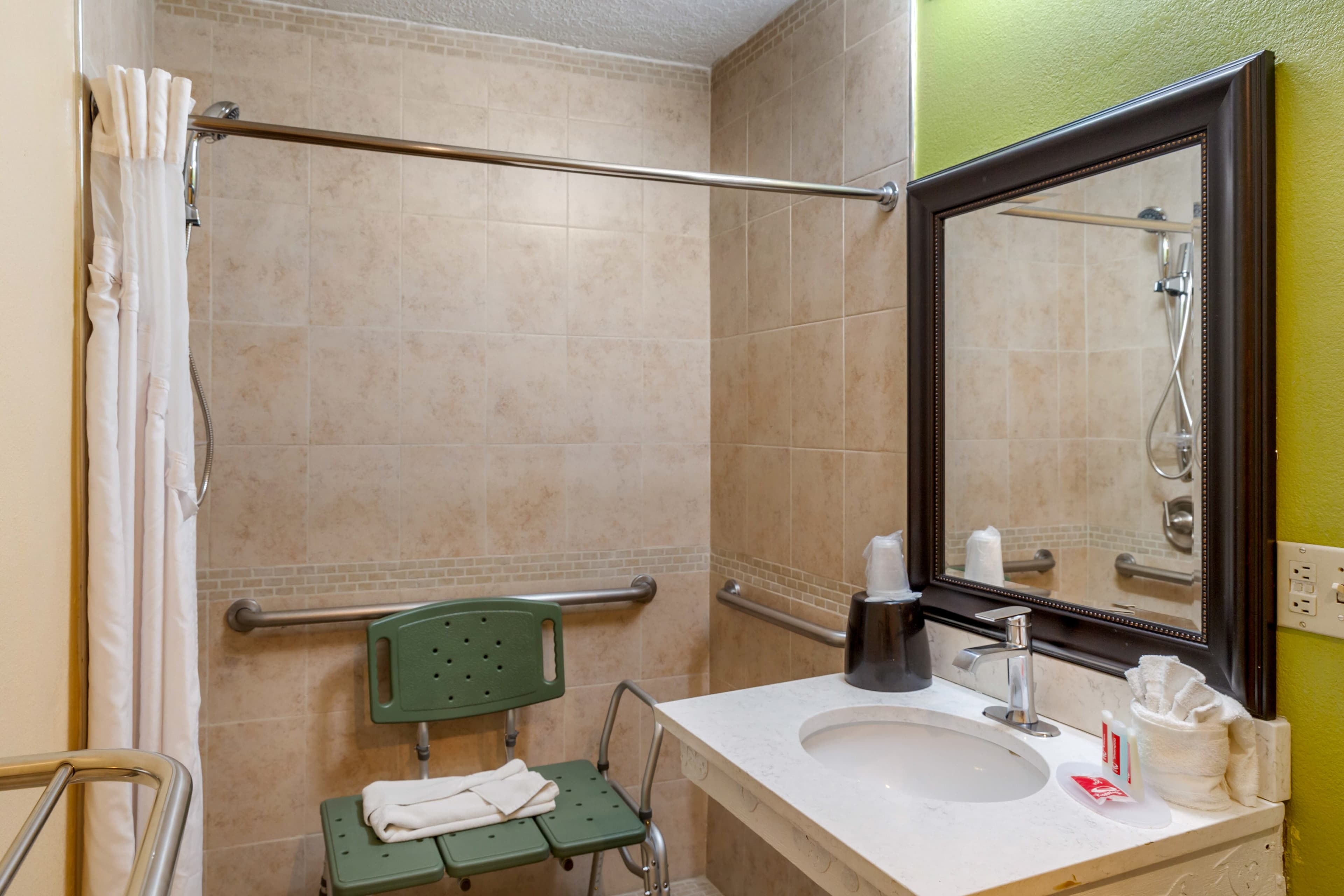 Econo Lodge West - Coors Blvd — 11