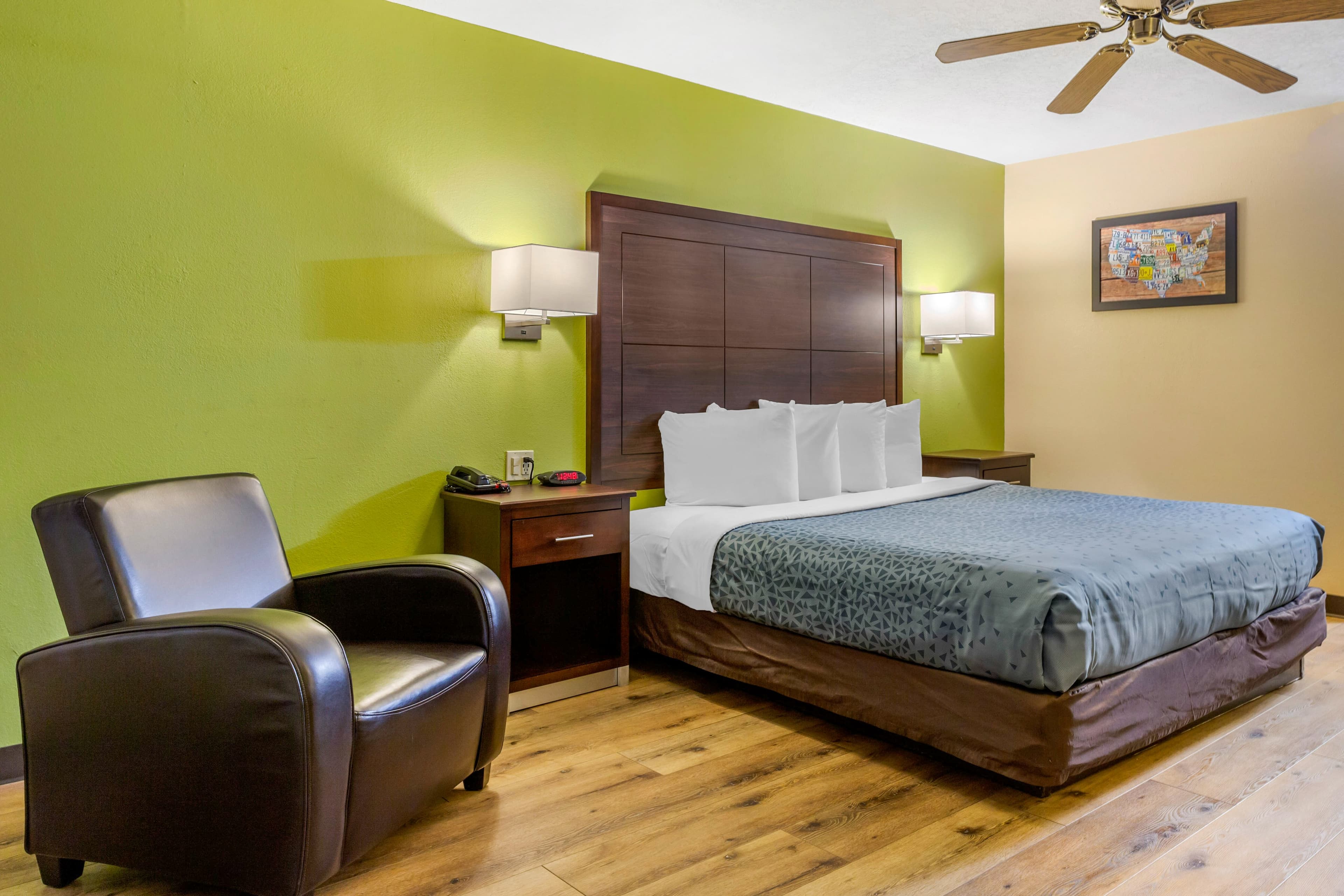 Econo Lodge West - Coors Blvd — 12