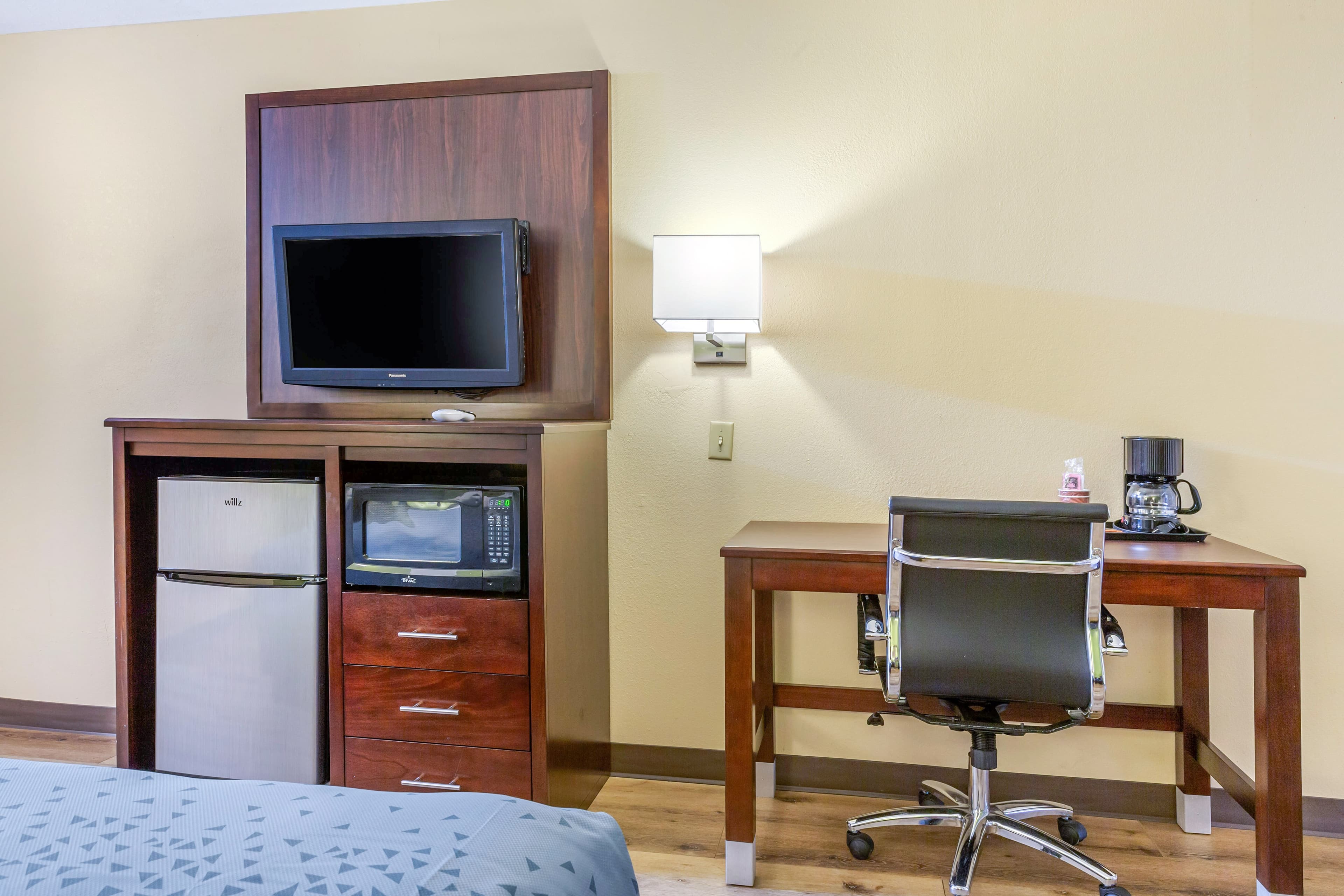 Econo Lodge West - Coors Blvd — 13