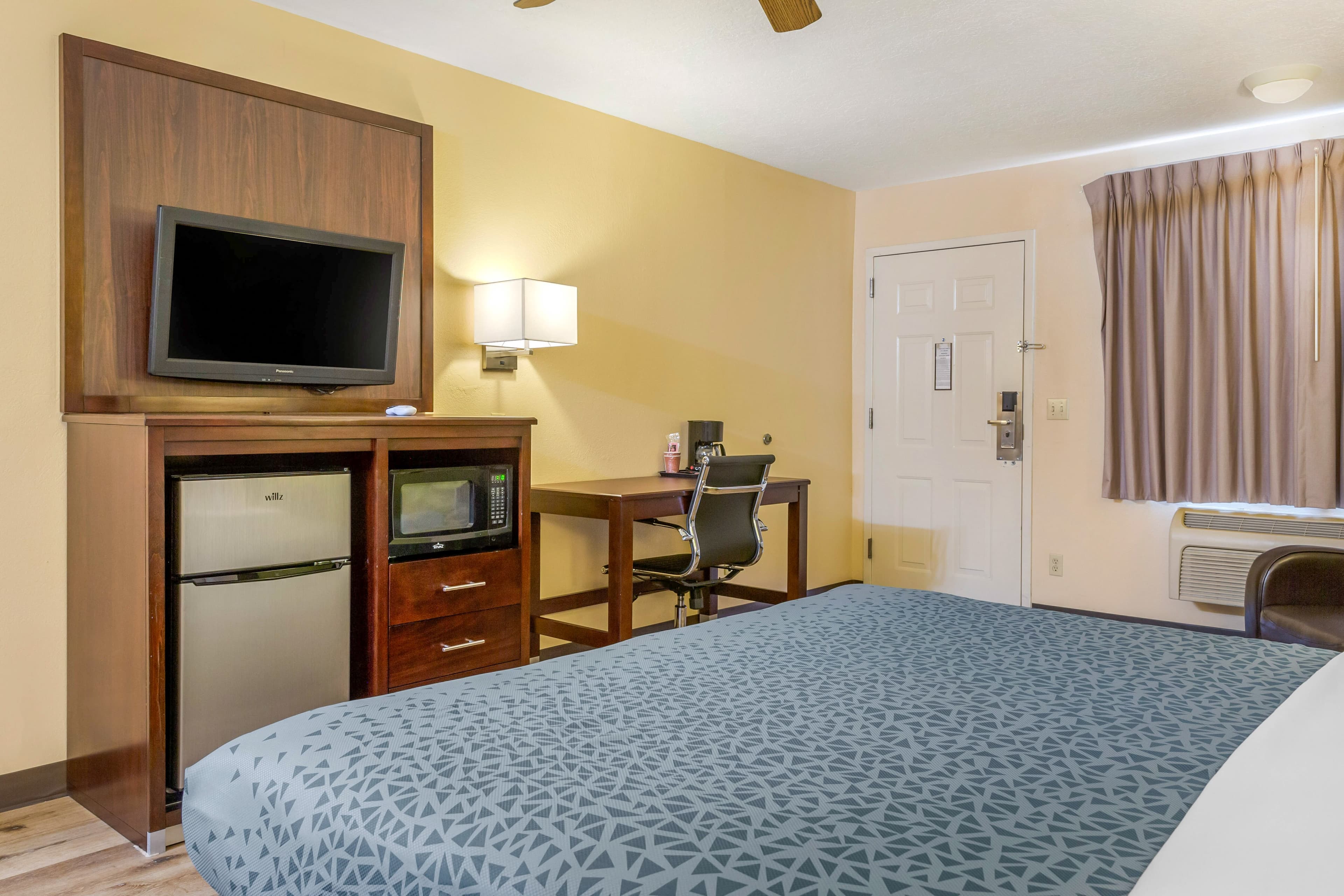 Econo Lodge West - Coors Blvd — 14