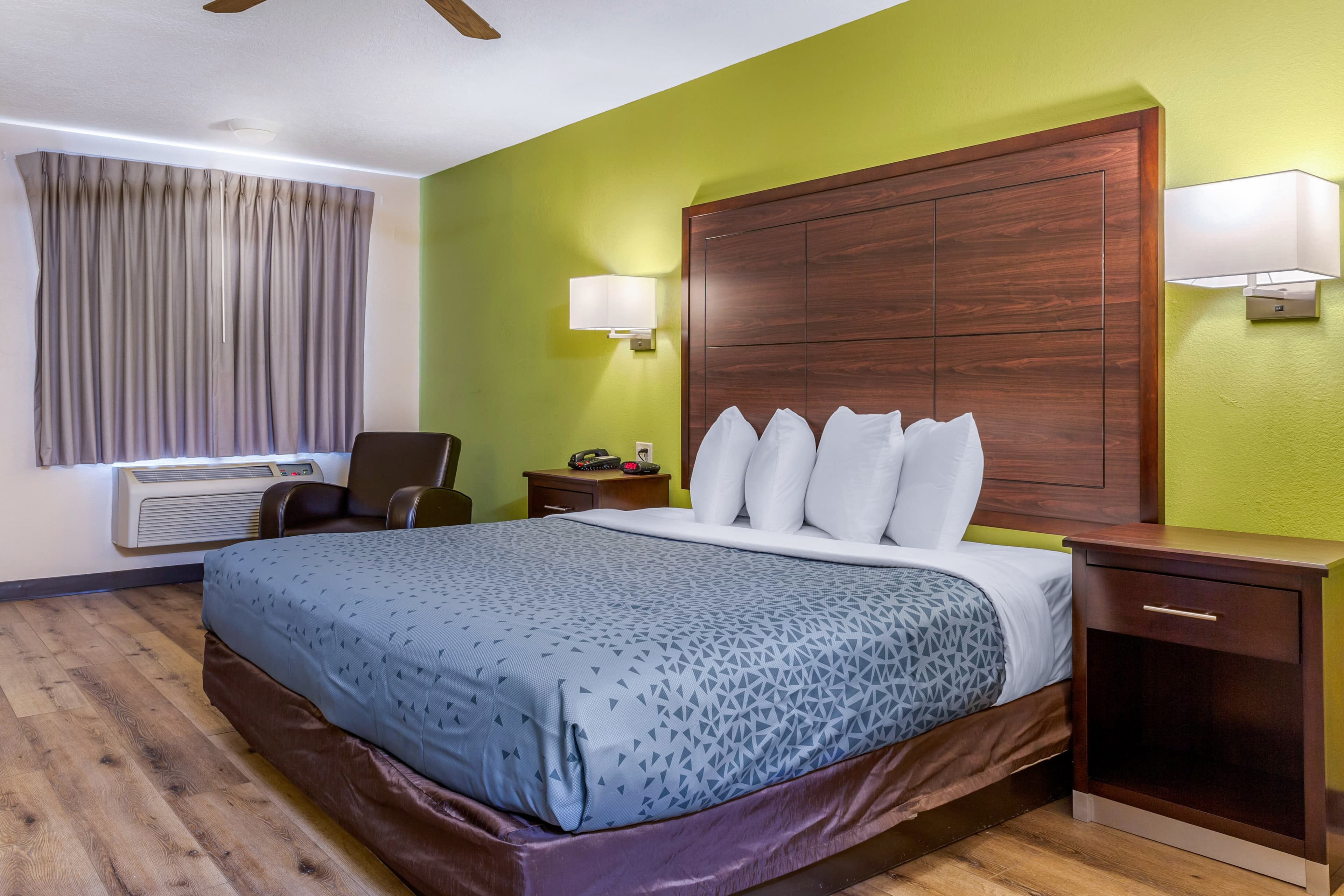 Econo Lodge West - Coors Blvd — 15