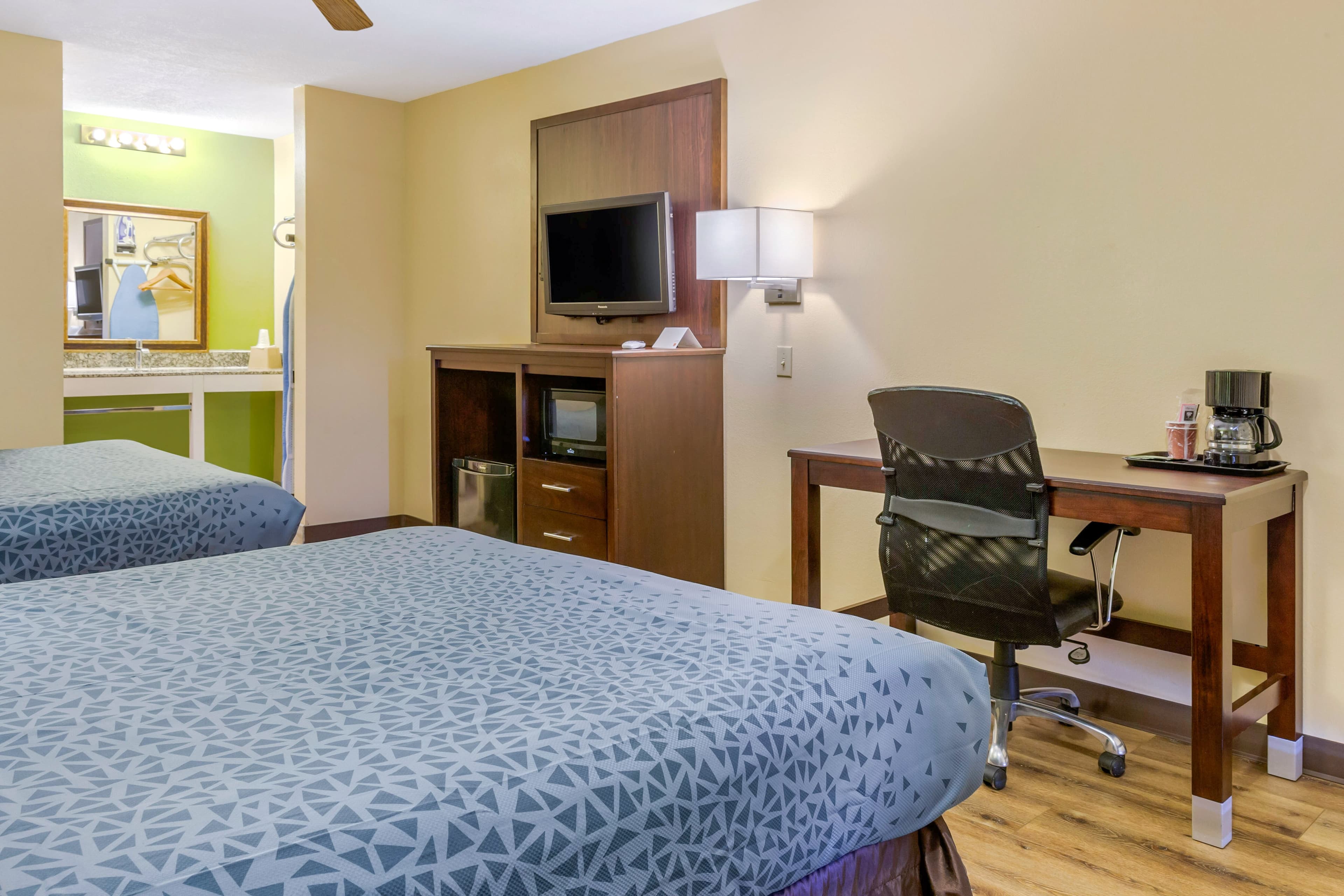Econo Lodge West - Coors Blvd — 18
