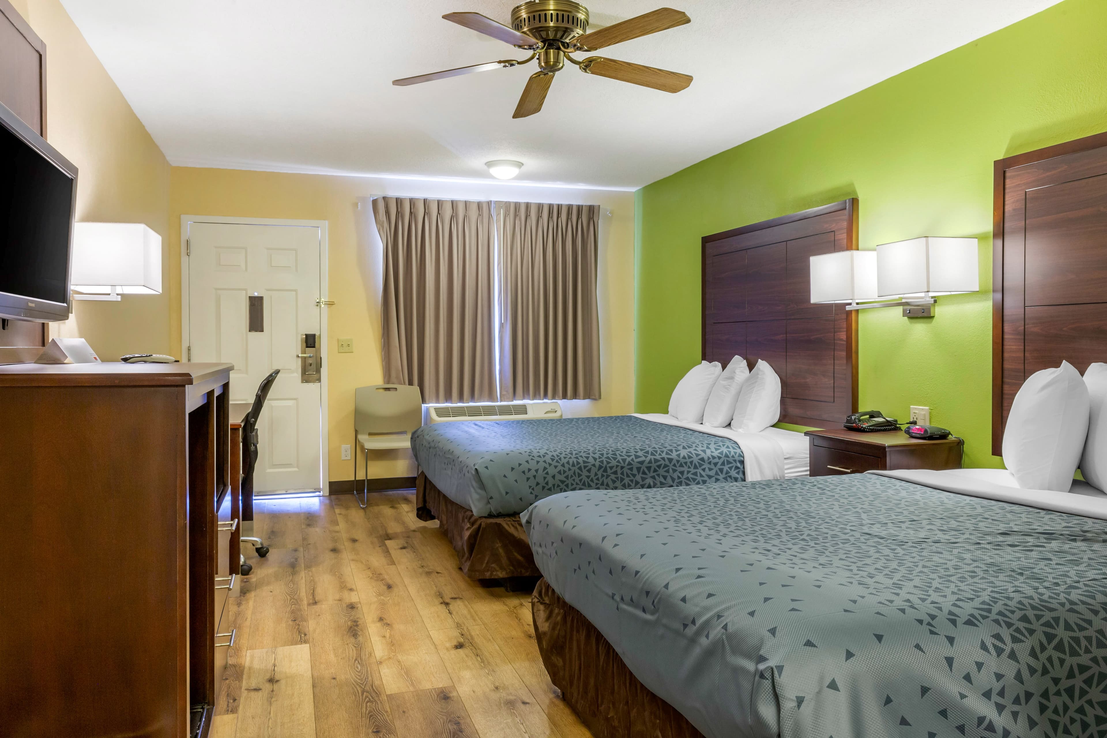 Econo Lodge West - Coors Blvd — 19
