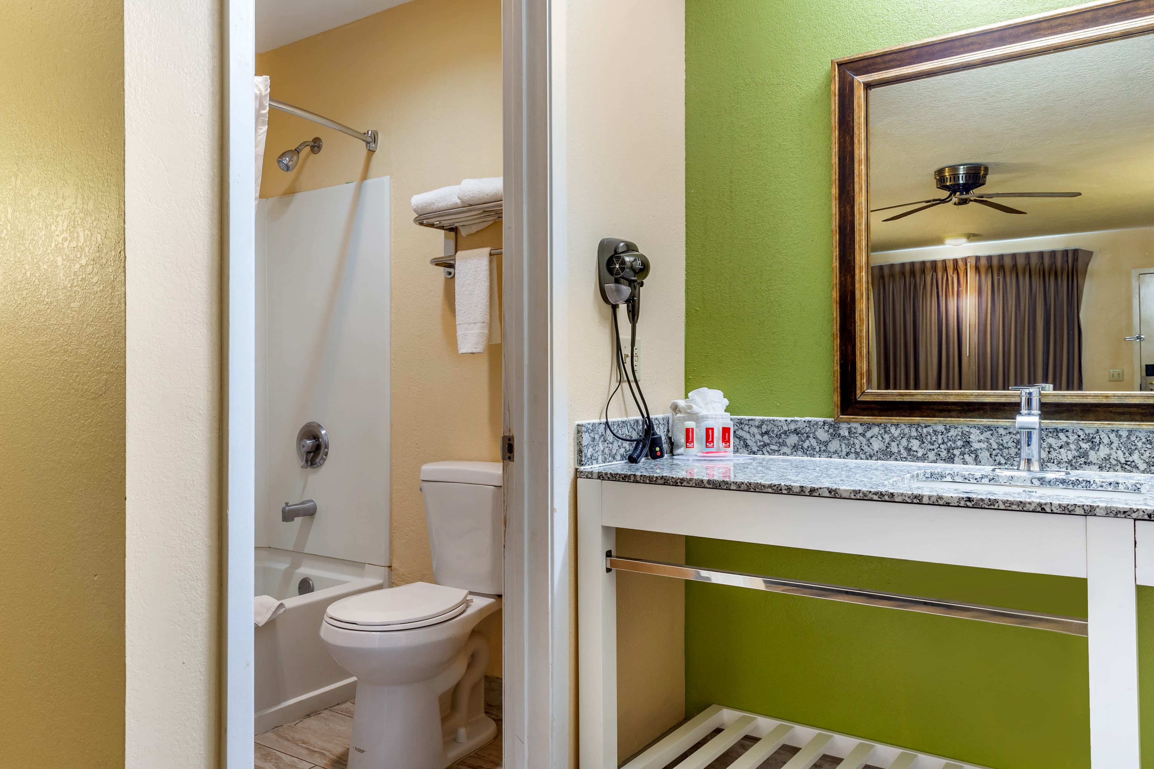 Econo Lodge West - Coors Blvd — 20