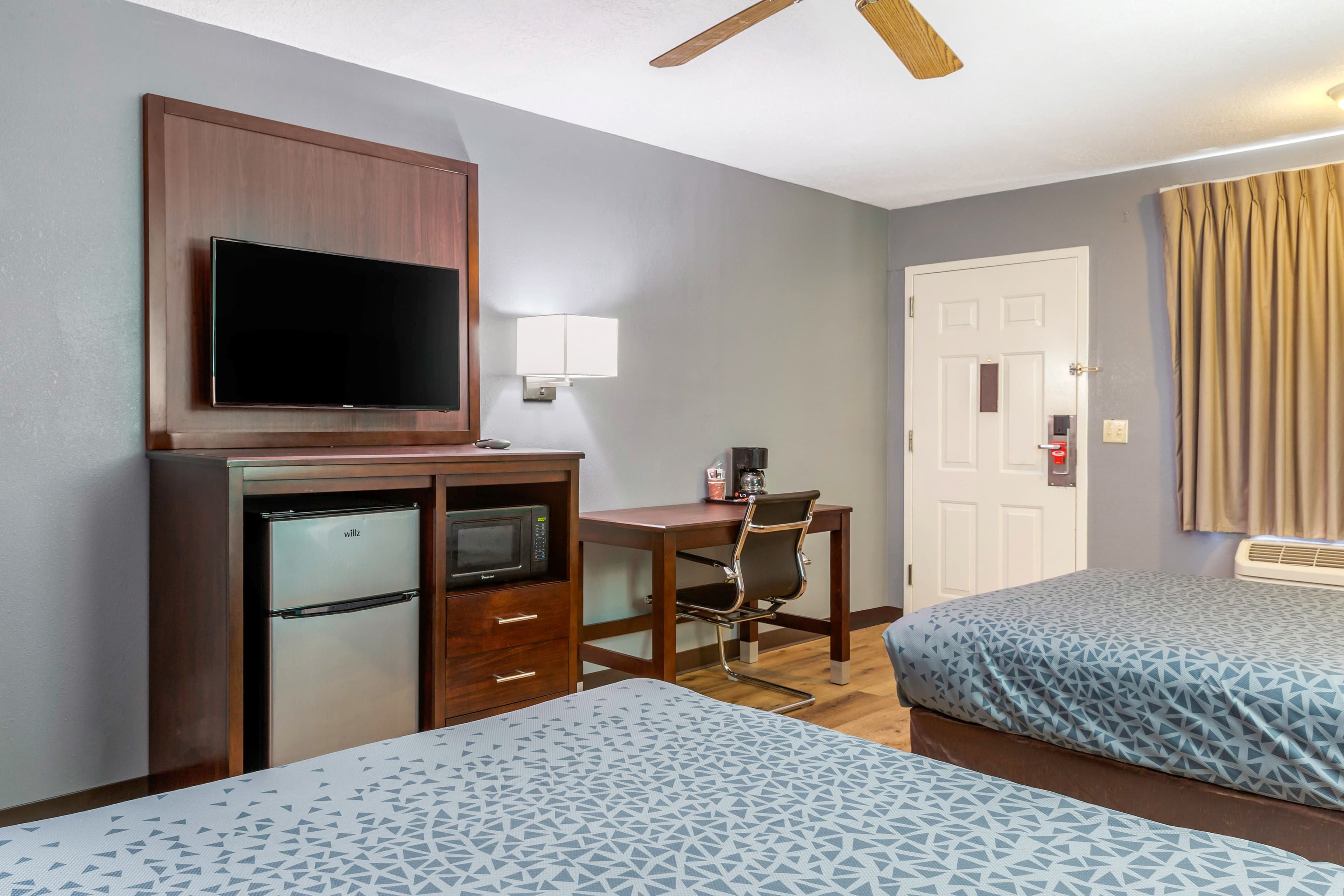 Econo Lodge West - Coors Blvd — 31
