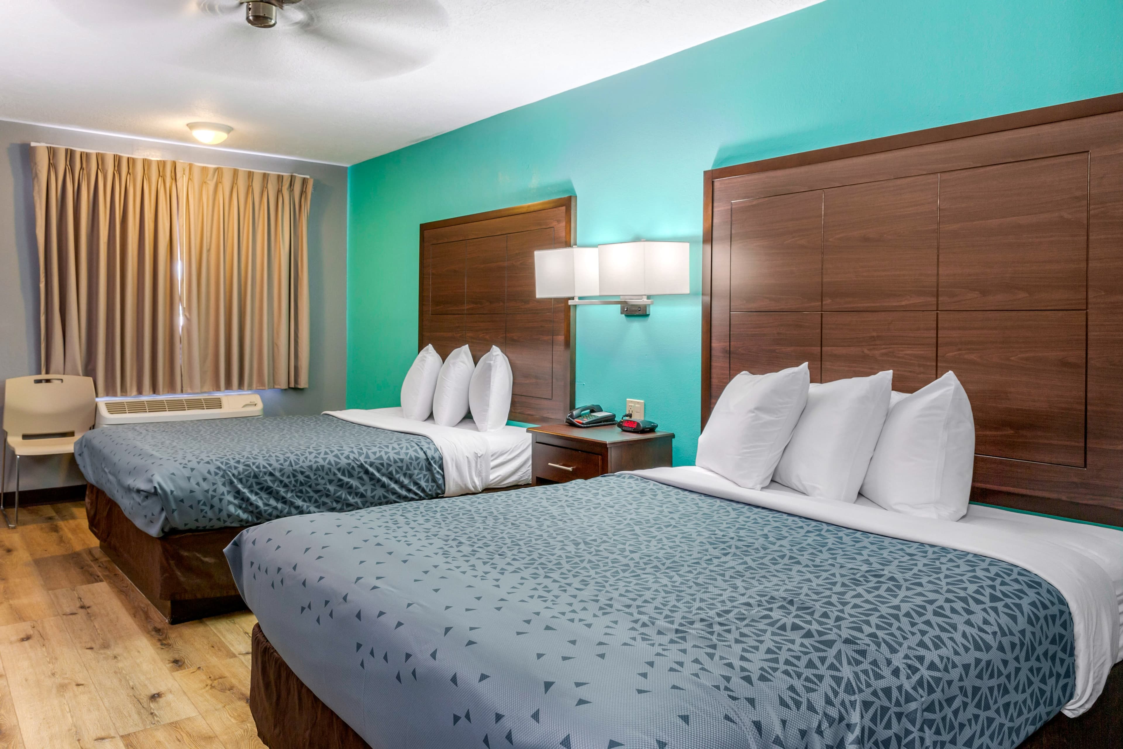 Econo Lodge West - Coors Blvd — 32