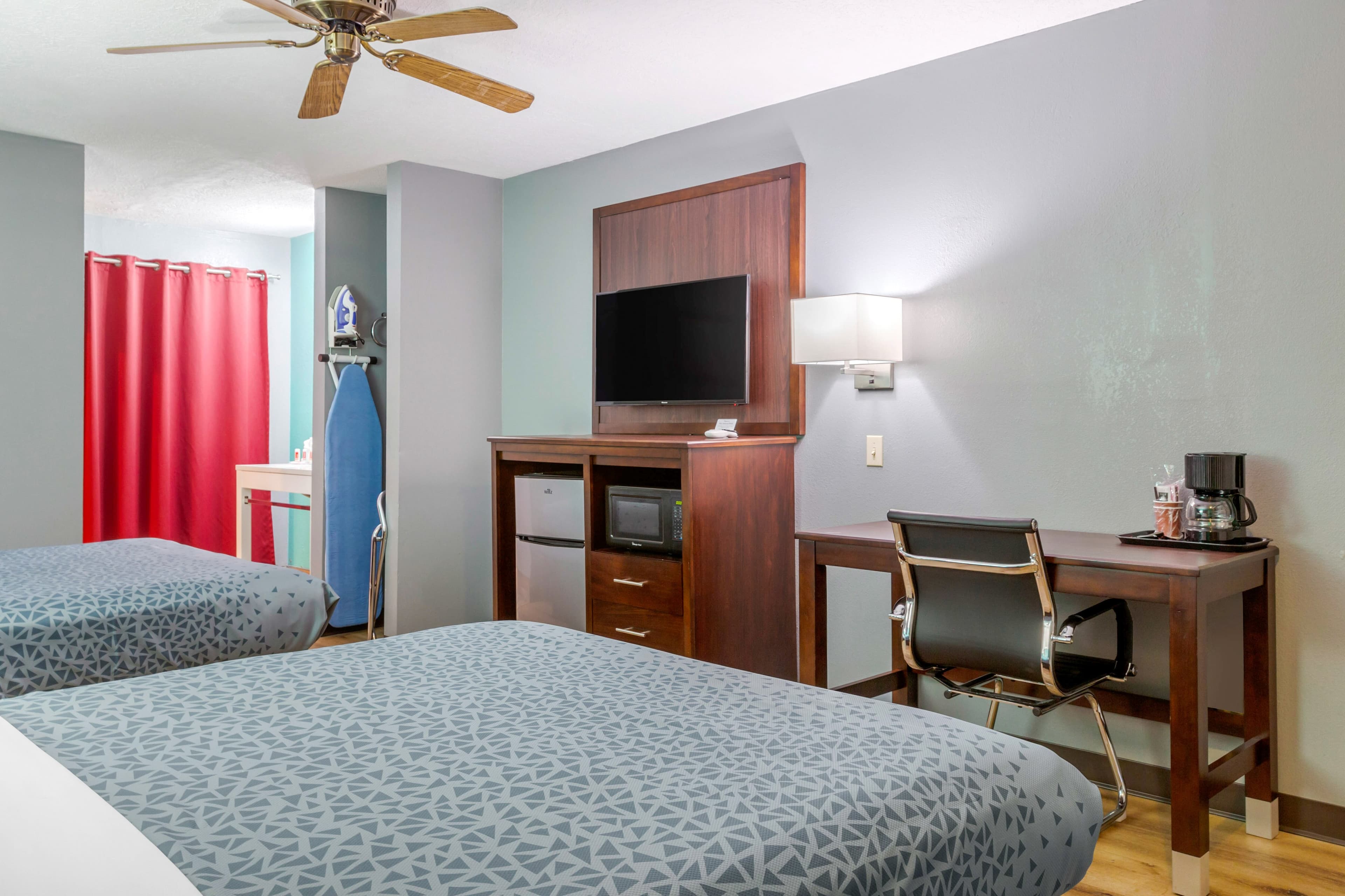 Econo Lodge West - Coors Blvd — 33