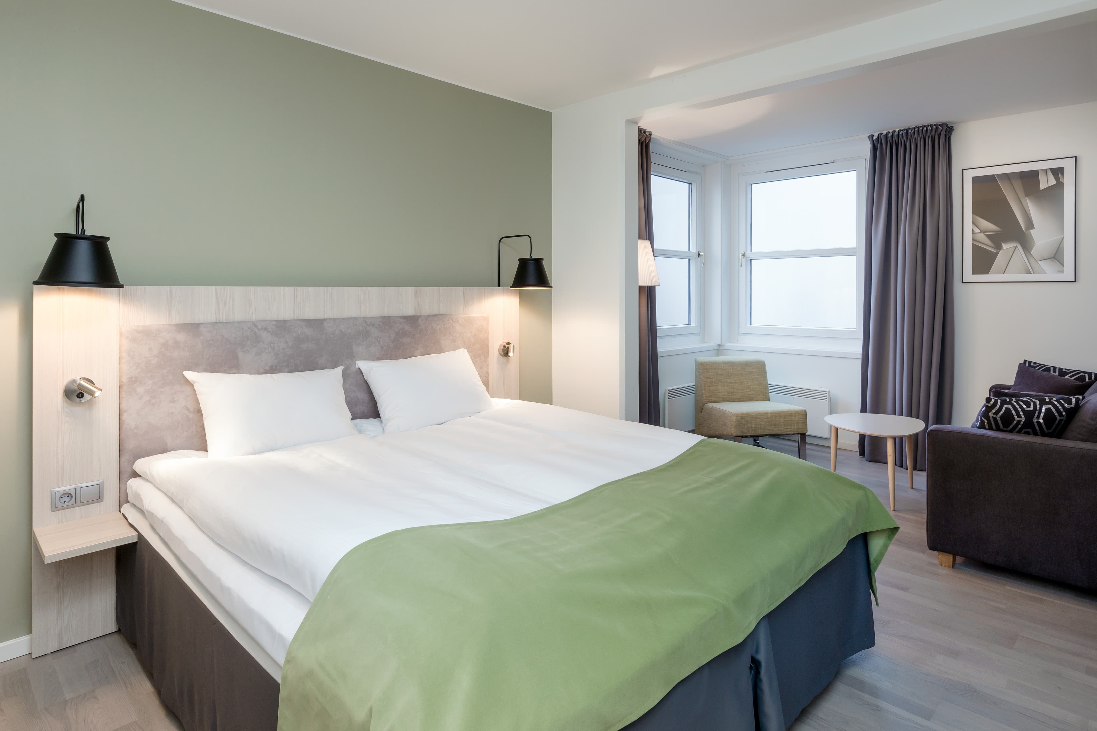 Quality Hotel Entry - Image 2
