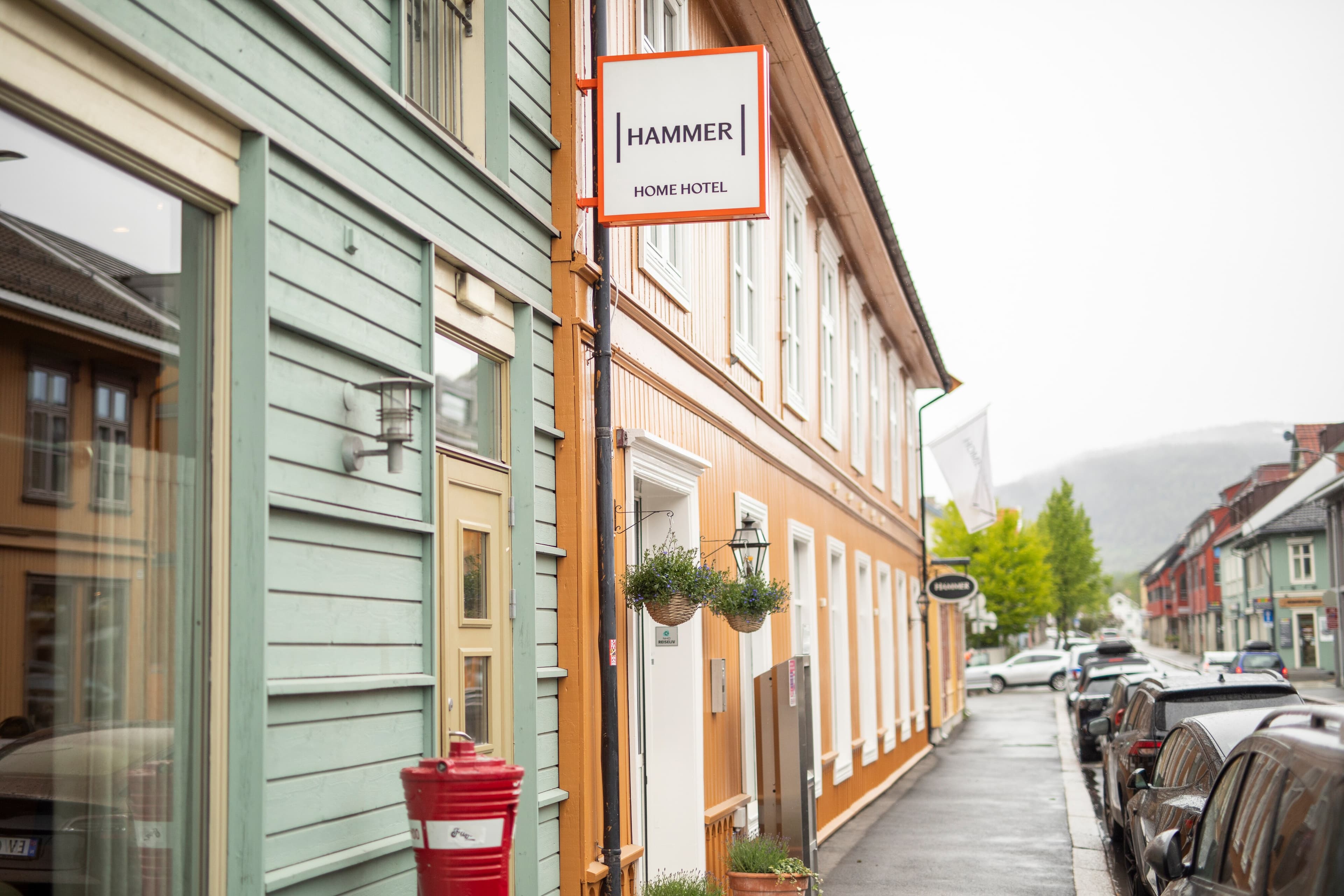 Home Hotel Hammer - Image 1