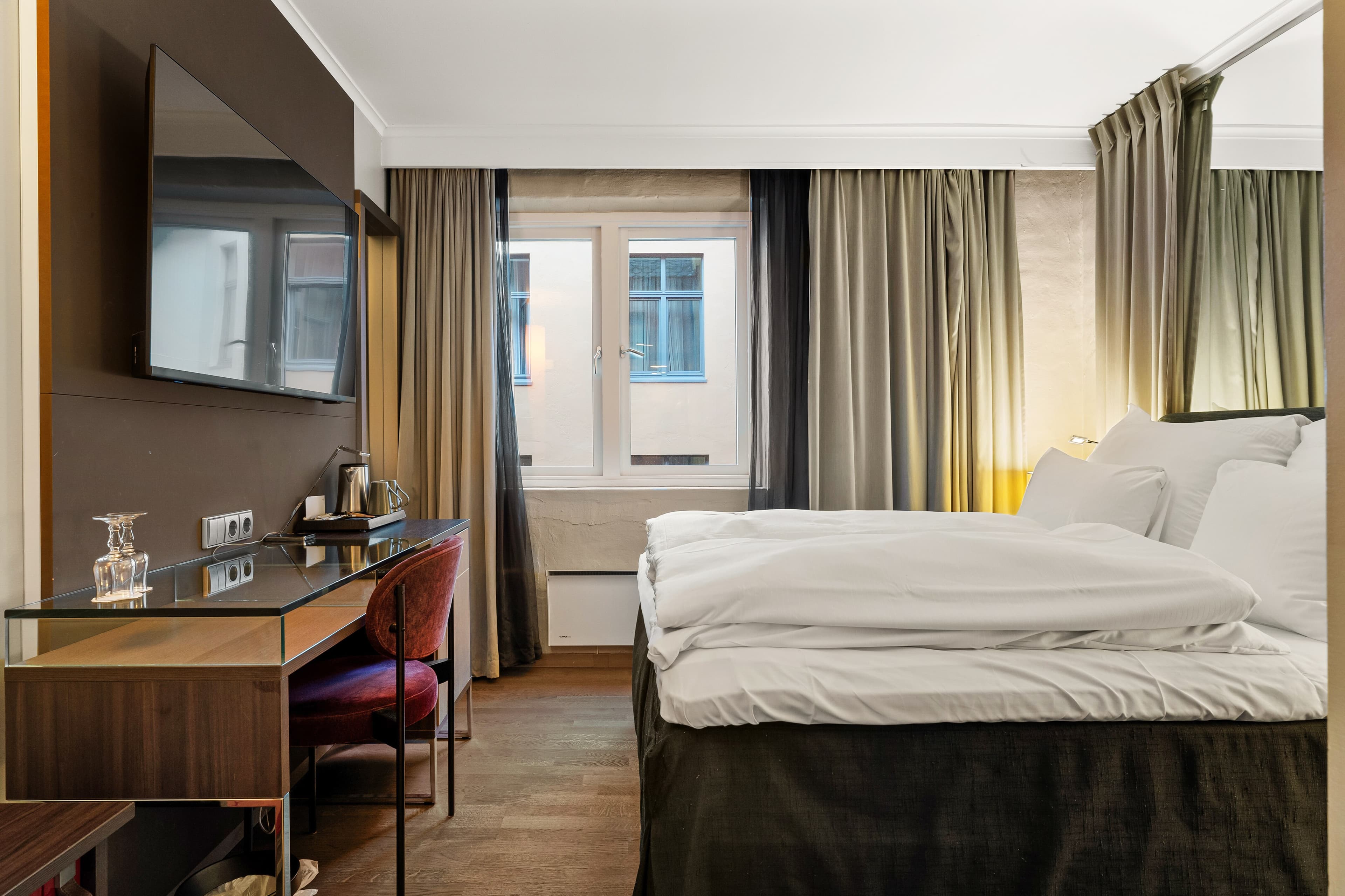 Clarion Hotel Admiral - Image 3