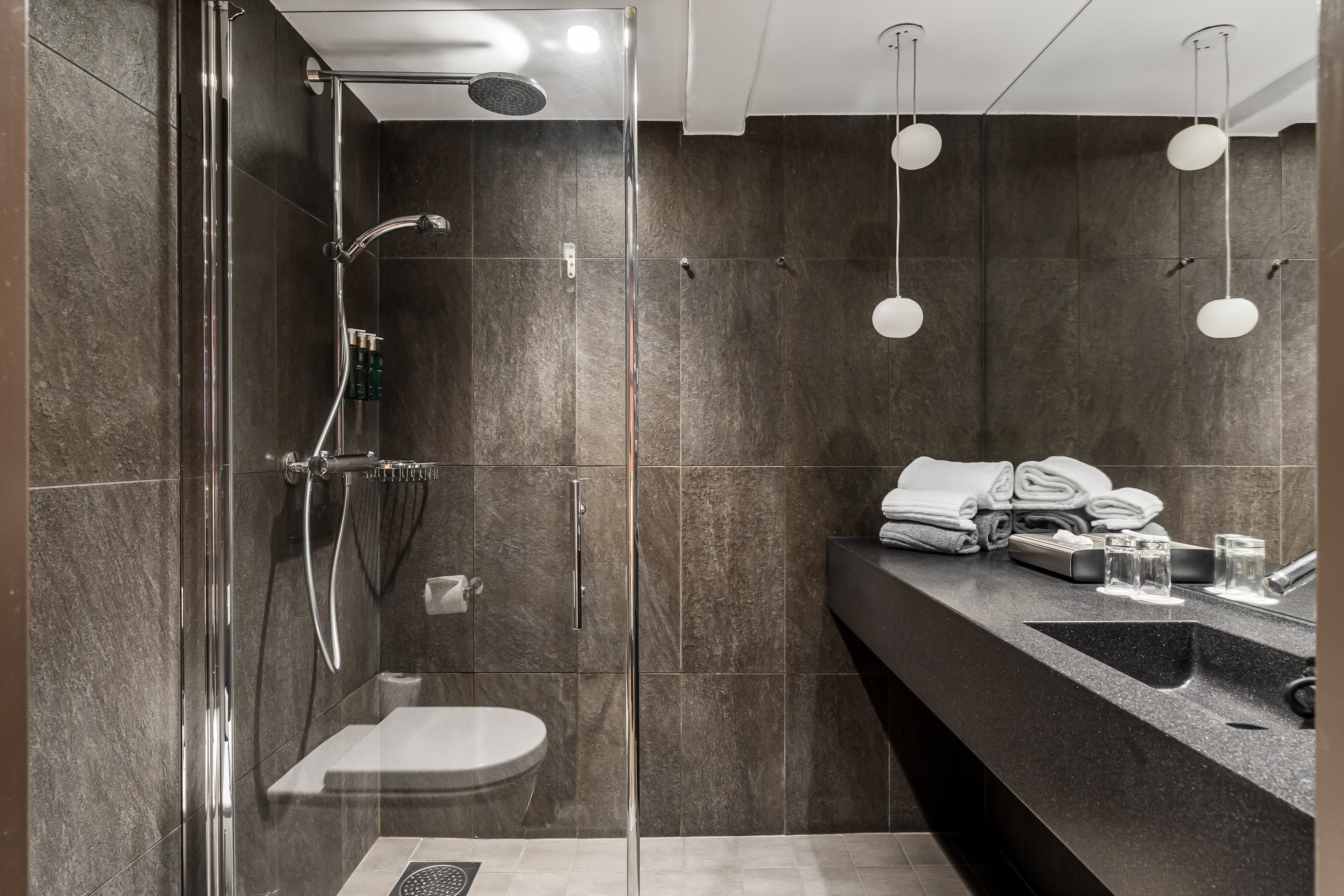 Clarion Hotel Admiral - Image 4