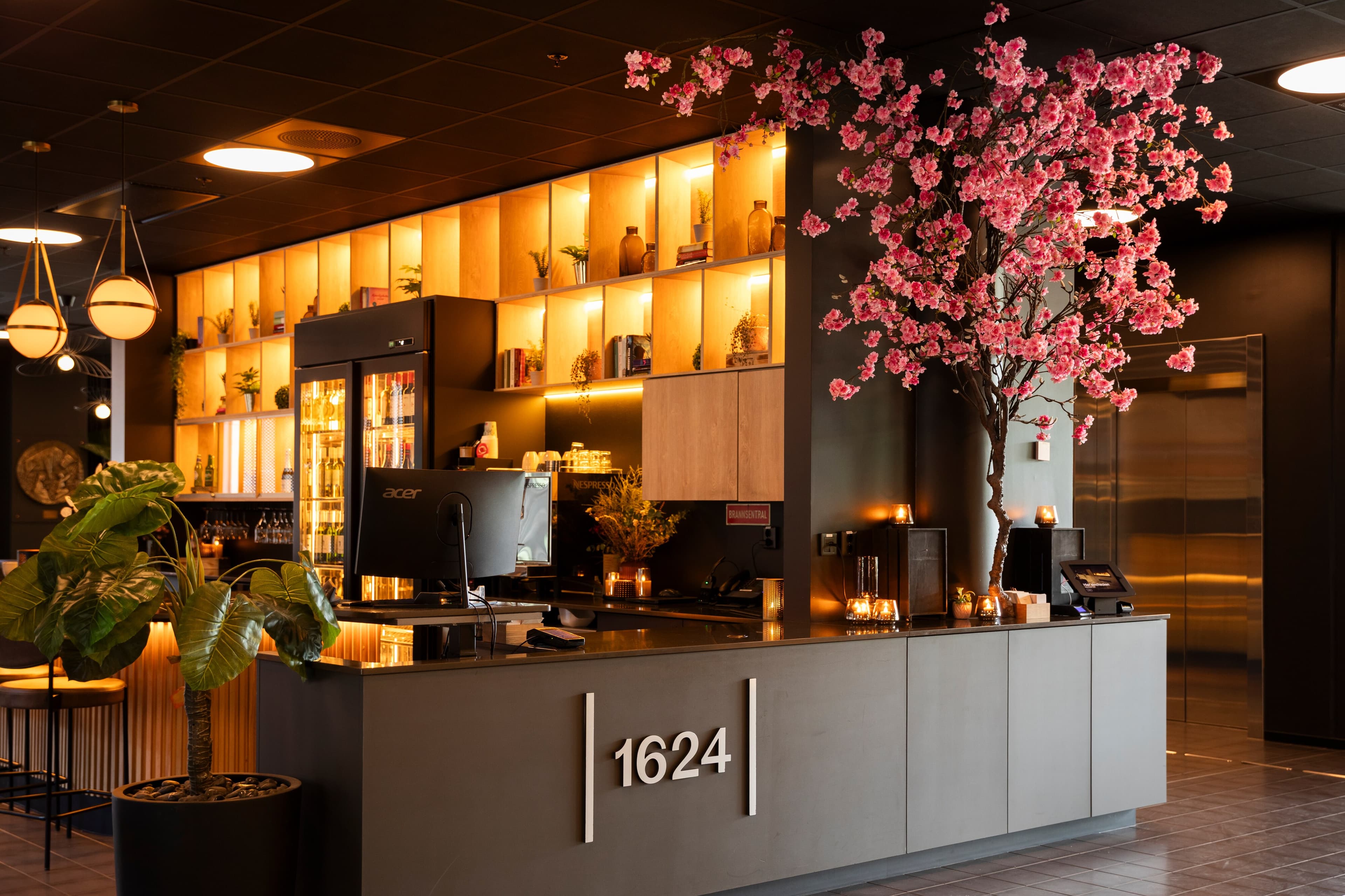 Home Hotel 1624 - Image 1