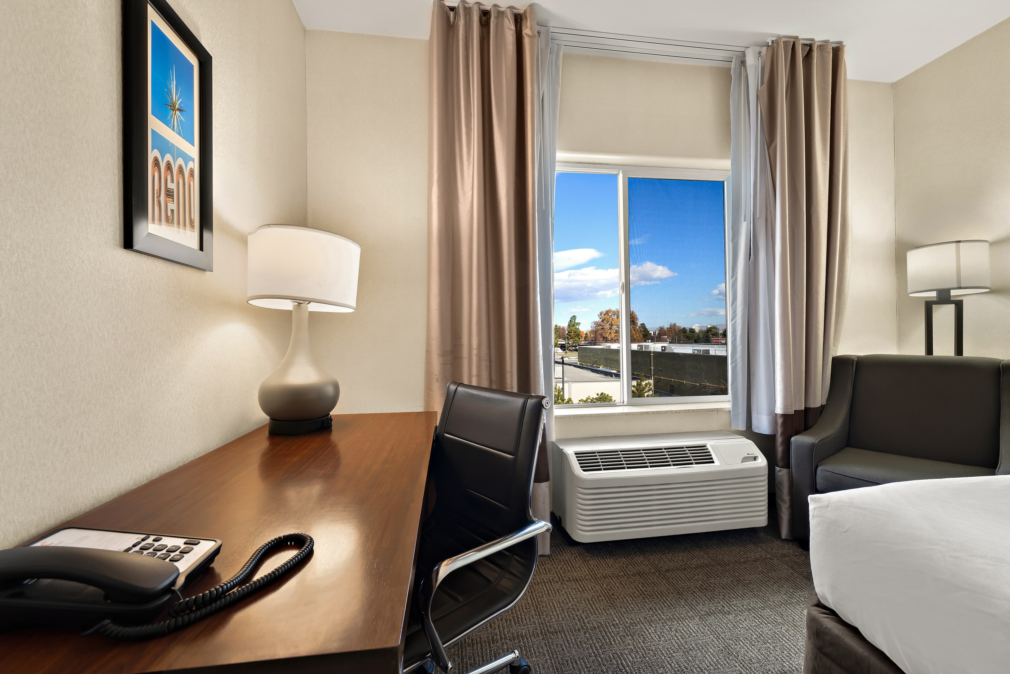 Comfort Inn & Suites Airport Convention Center — 8