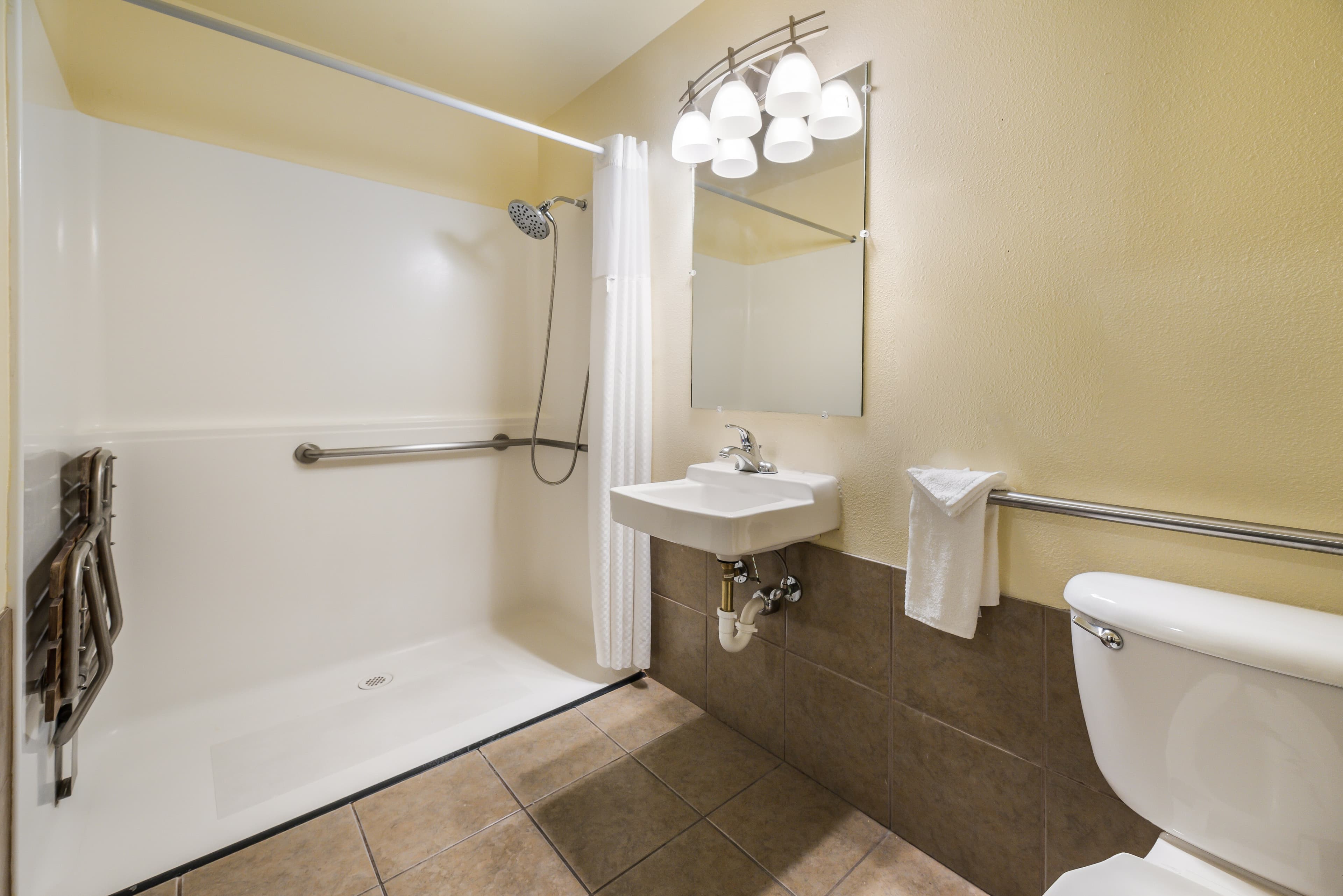 Quality Inn & Suites near NAS Fallon - Image 5