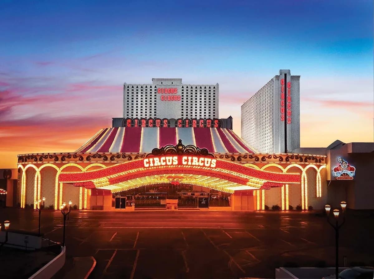Circus Circus Hotel - Image 1