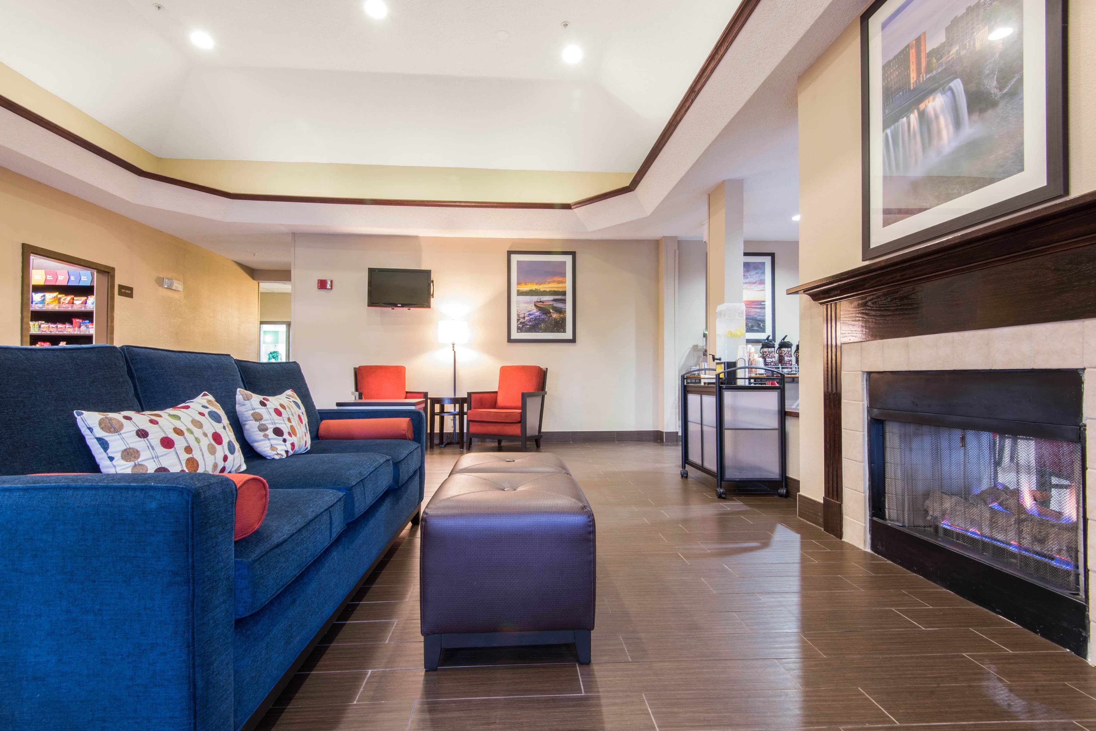 Comfort Suites Rochester Henrietta University Area - Image 1