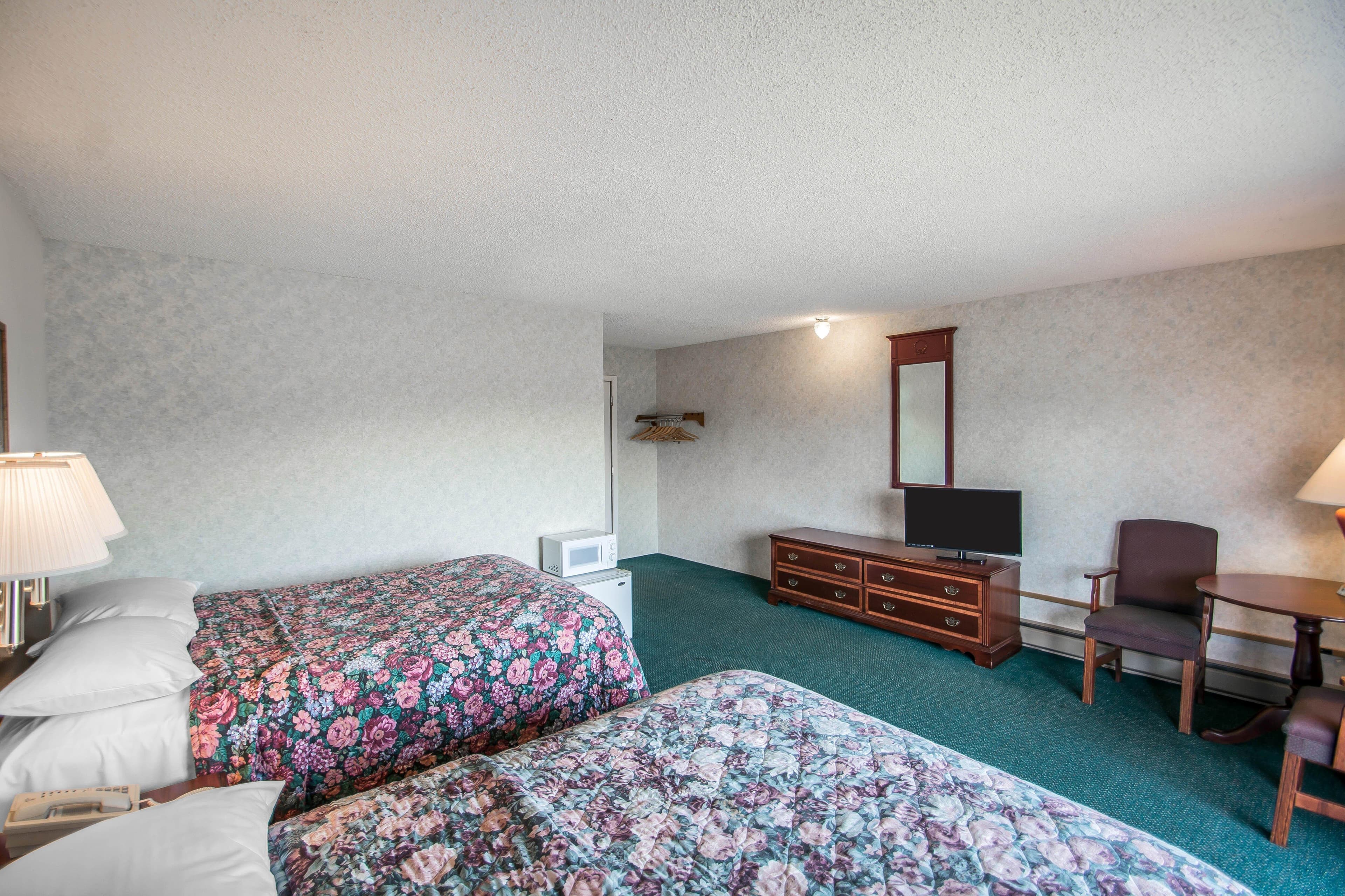 Econo Lodge Hornell — 8