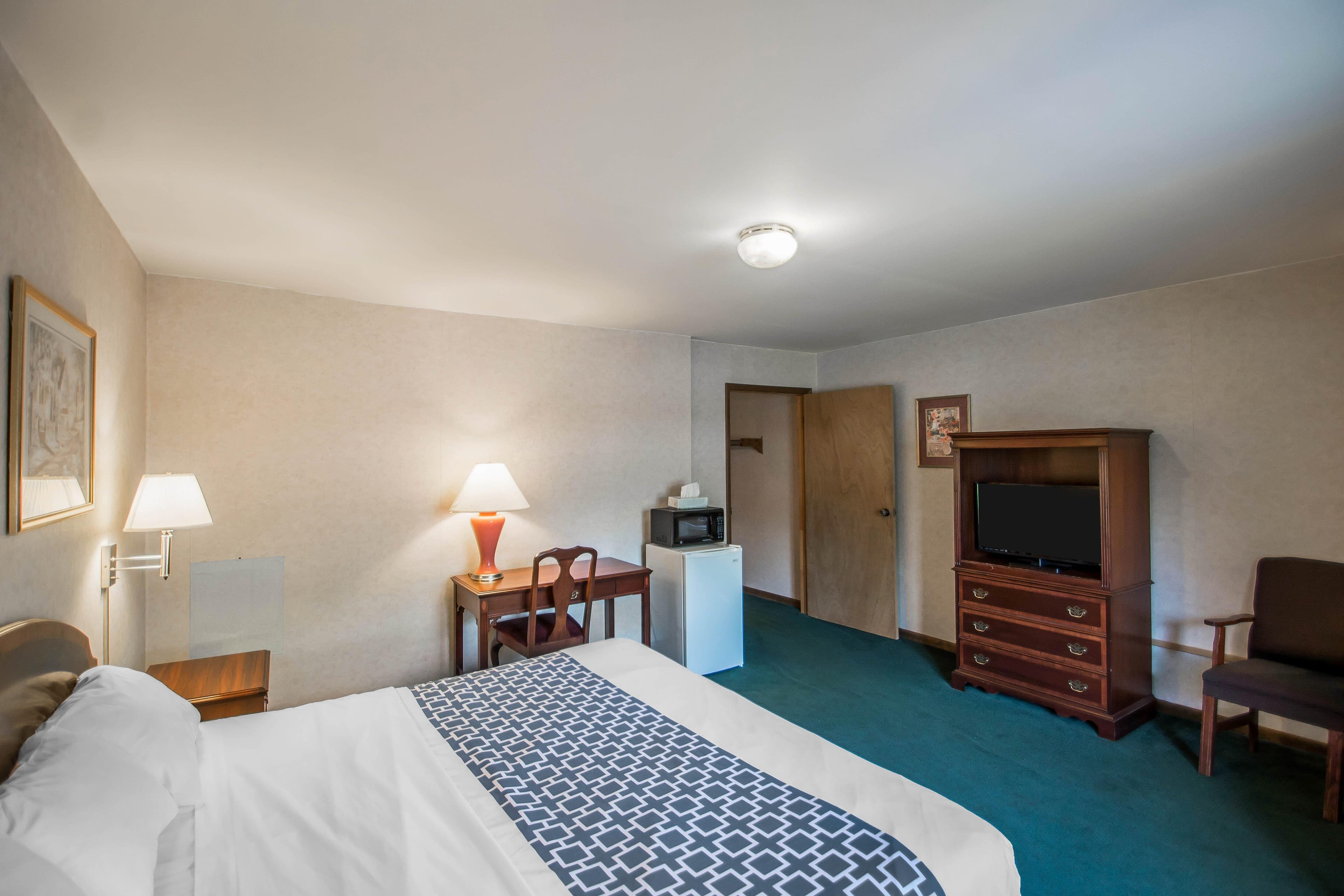 Econo Lodge Hornell — 17