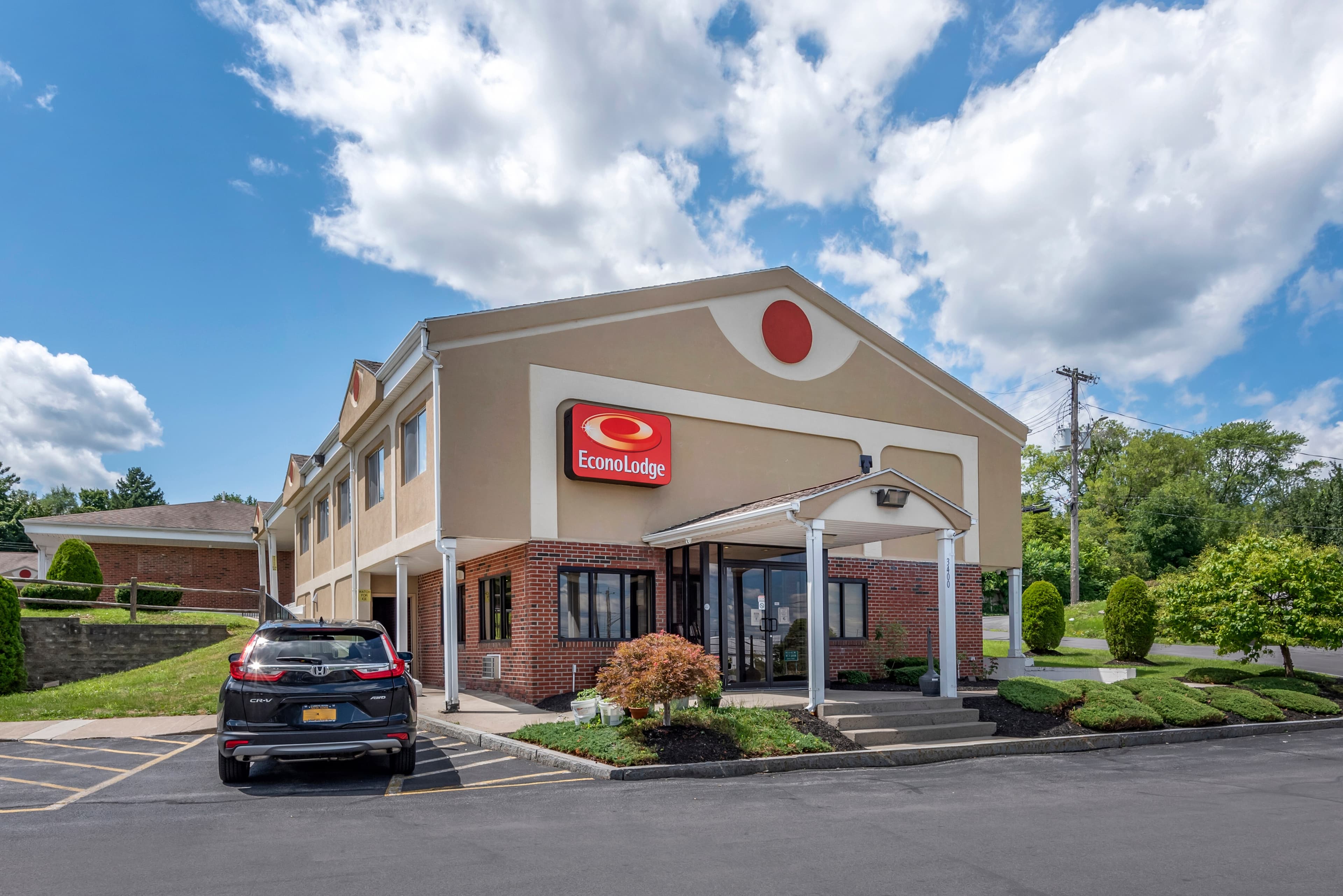 Econo Lodge Dewitt I-90 - Image 1