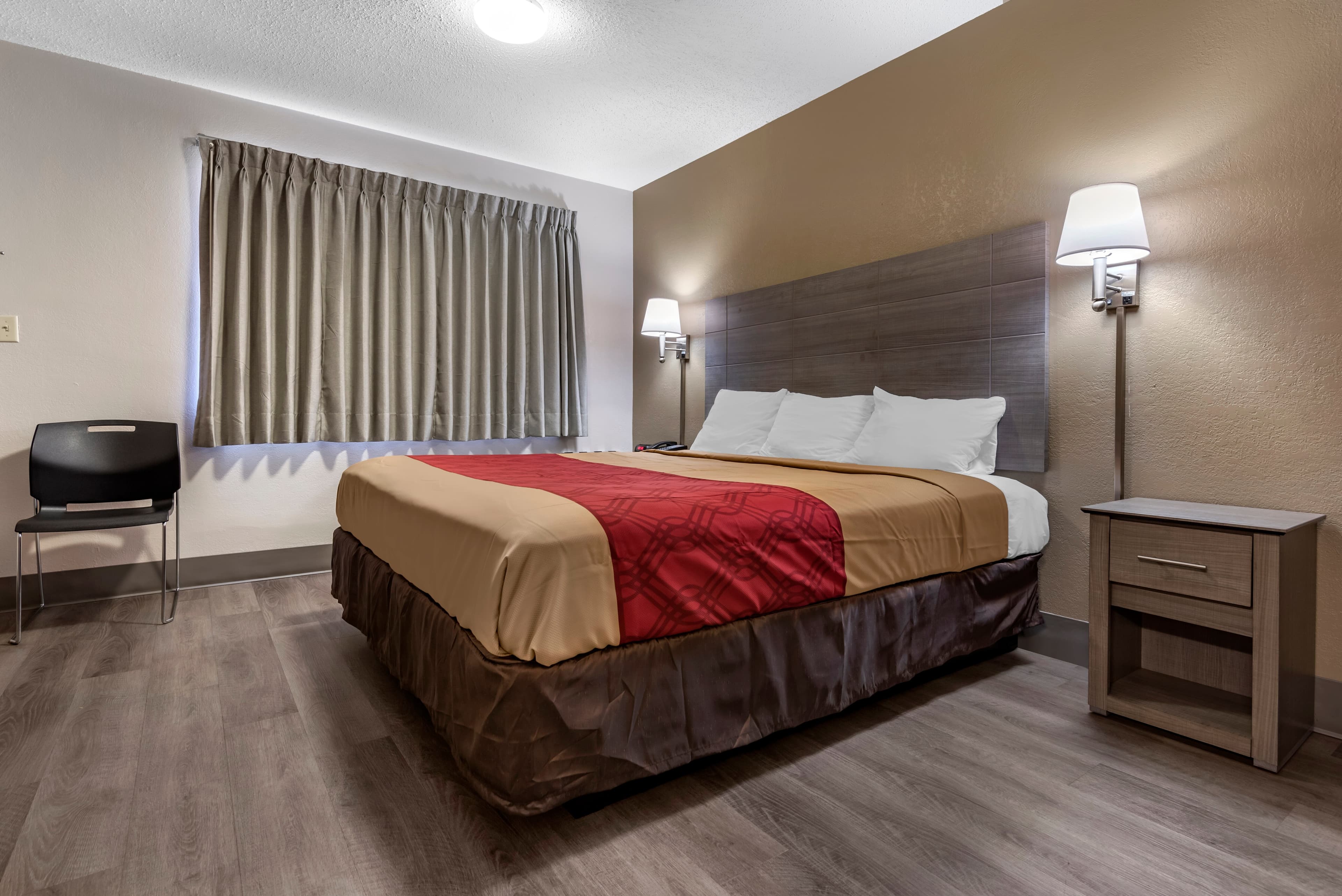 Econo Lodge Dewitt I-90 - Image 4