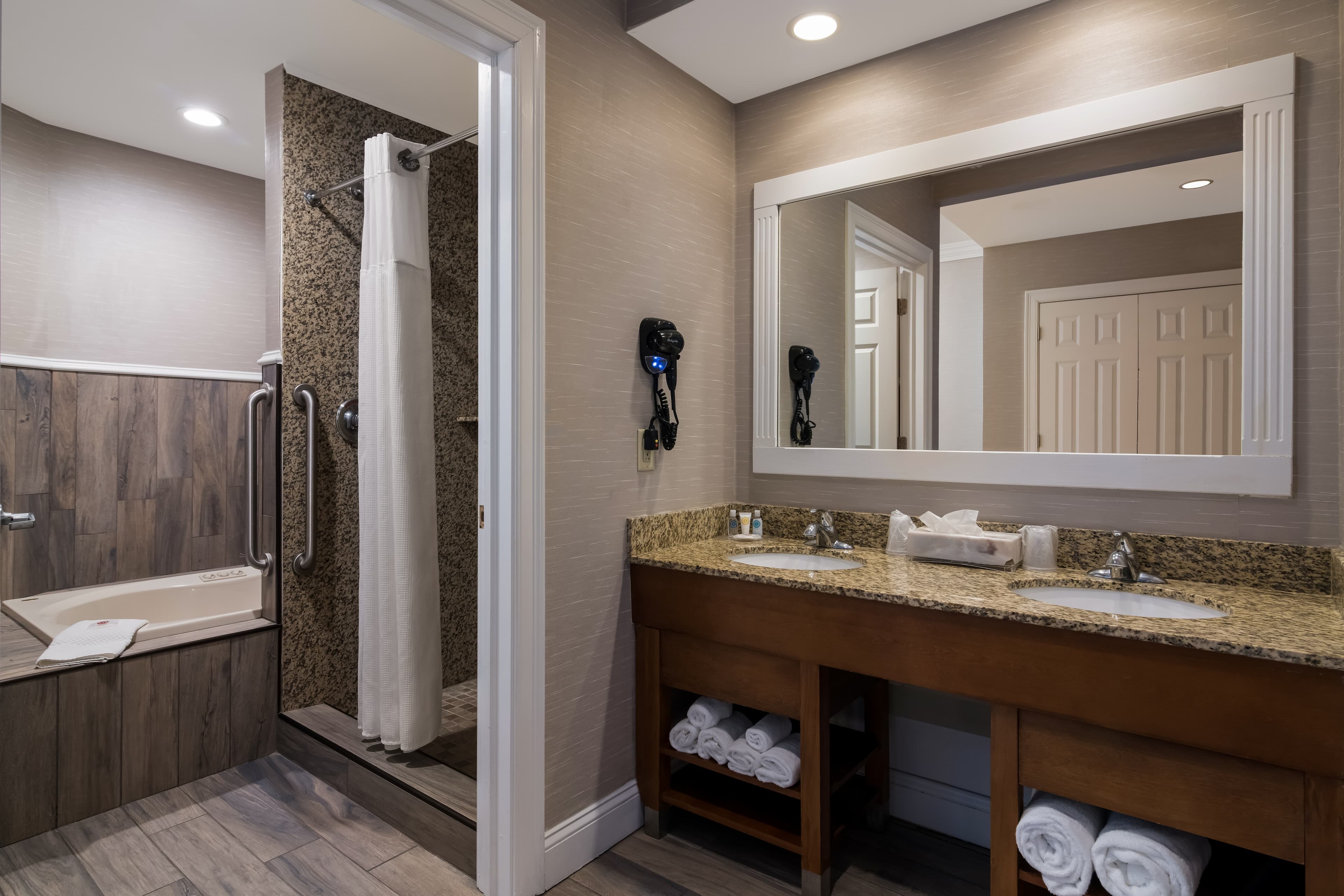 Comfort Inn & Suites Plattsburgh - Morrisonville — 10
