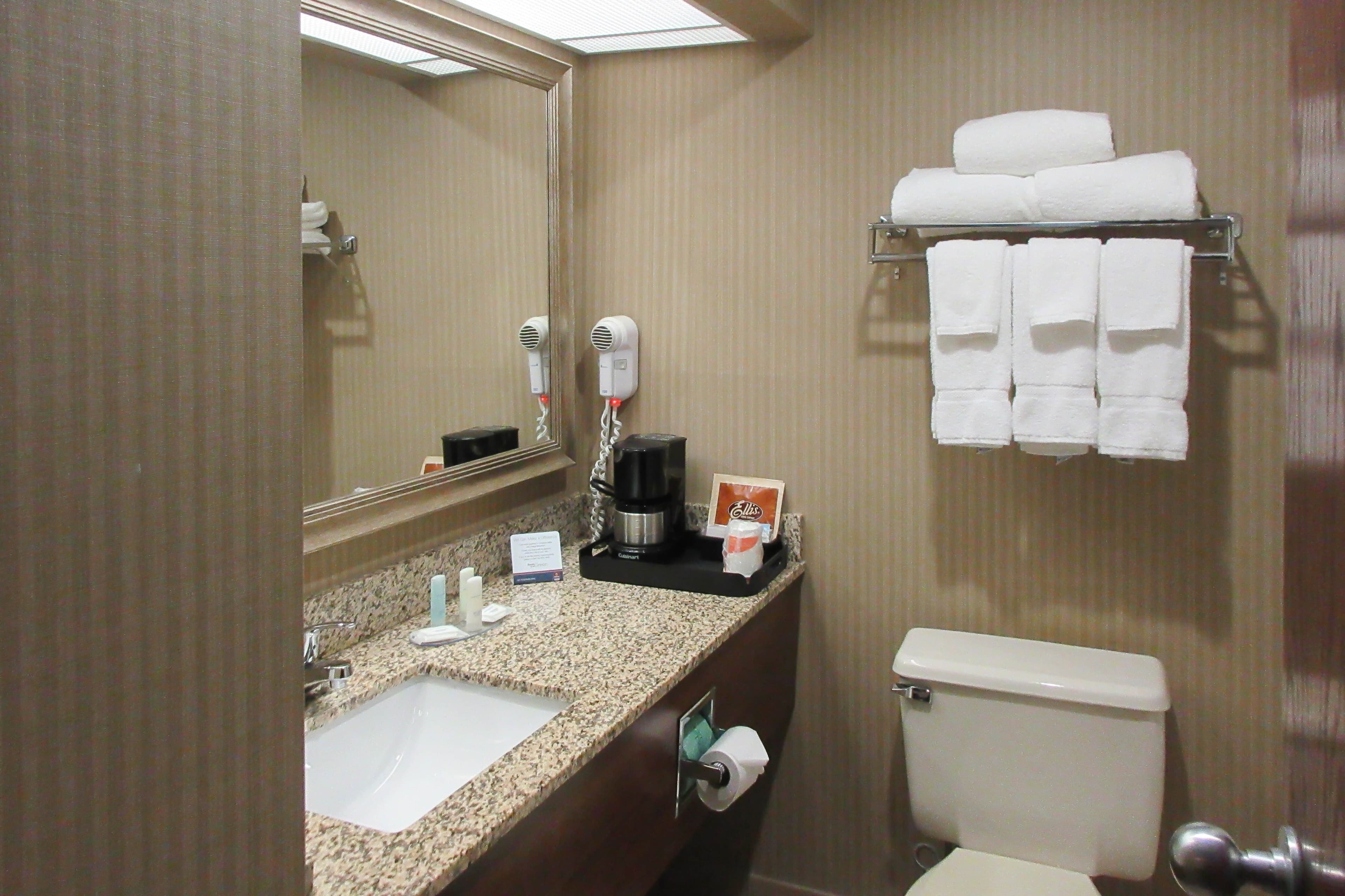 Clarion Inn & Suites Cortland - University Area - Image 4