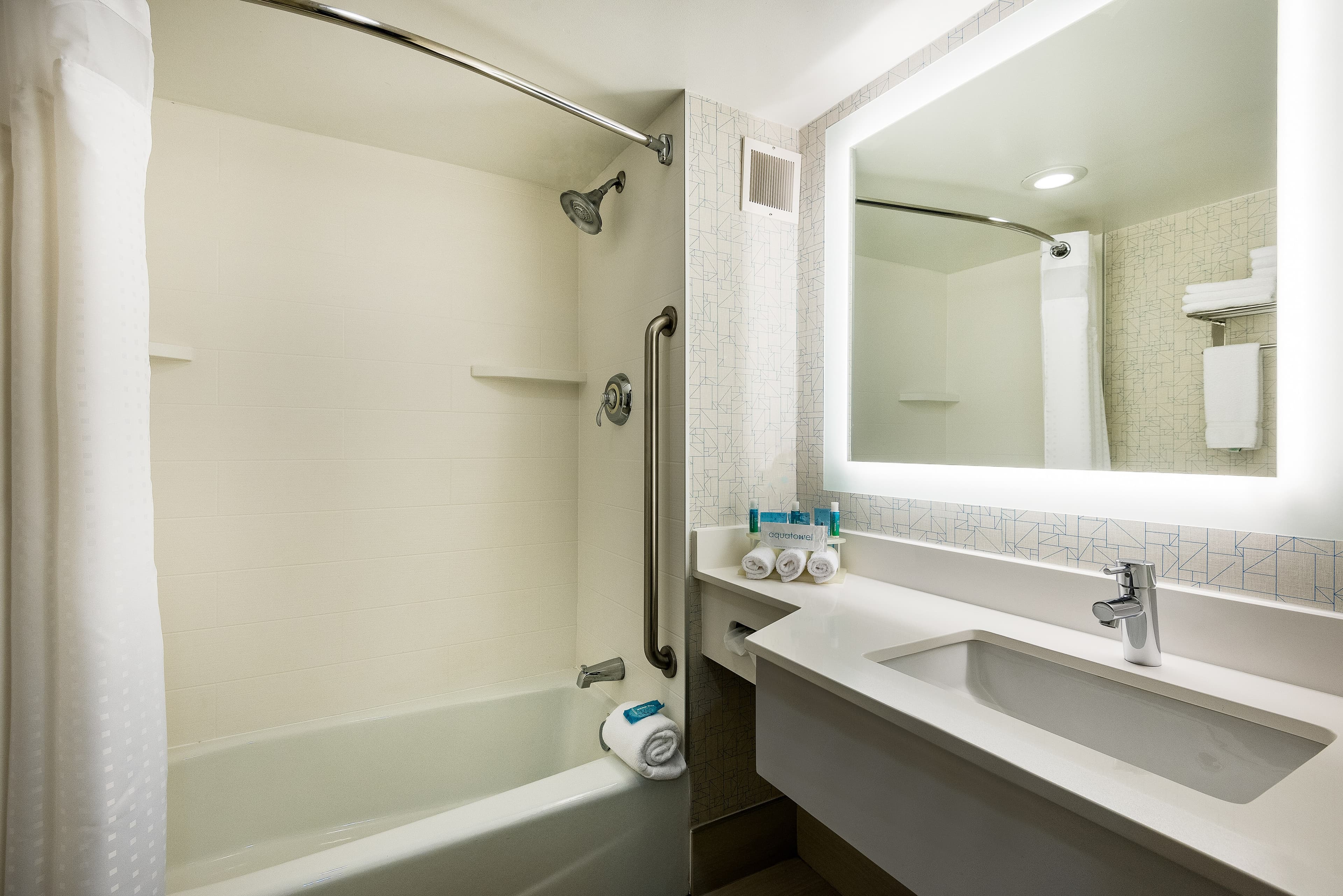 Country Inn & Suites by Radisson, Downtown Albany New York - Image 5