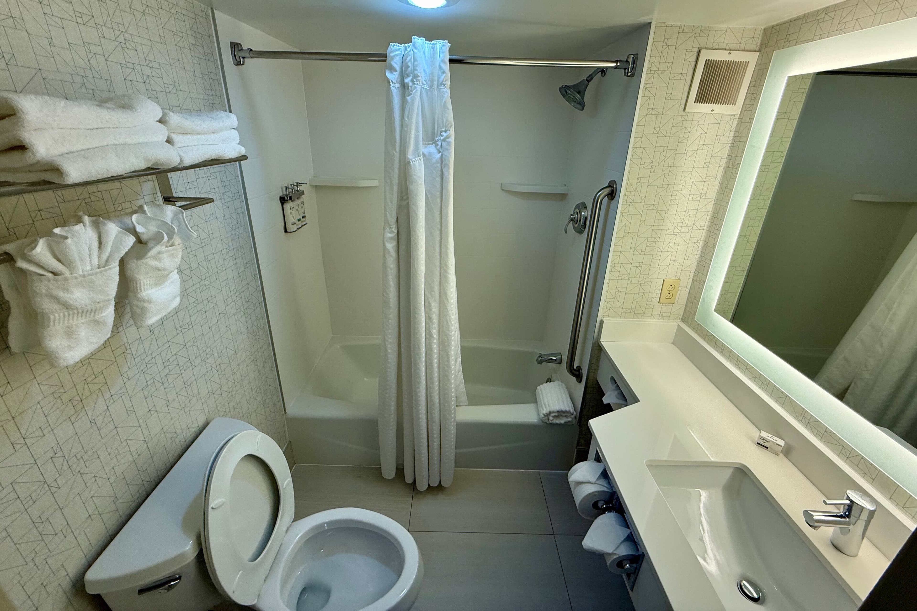 Country Inn & Suites by Radisson, Downtown Albany New York — 17