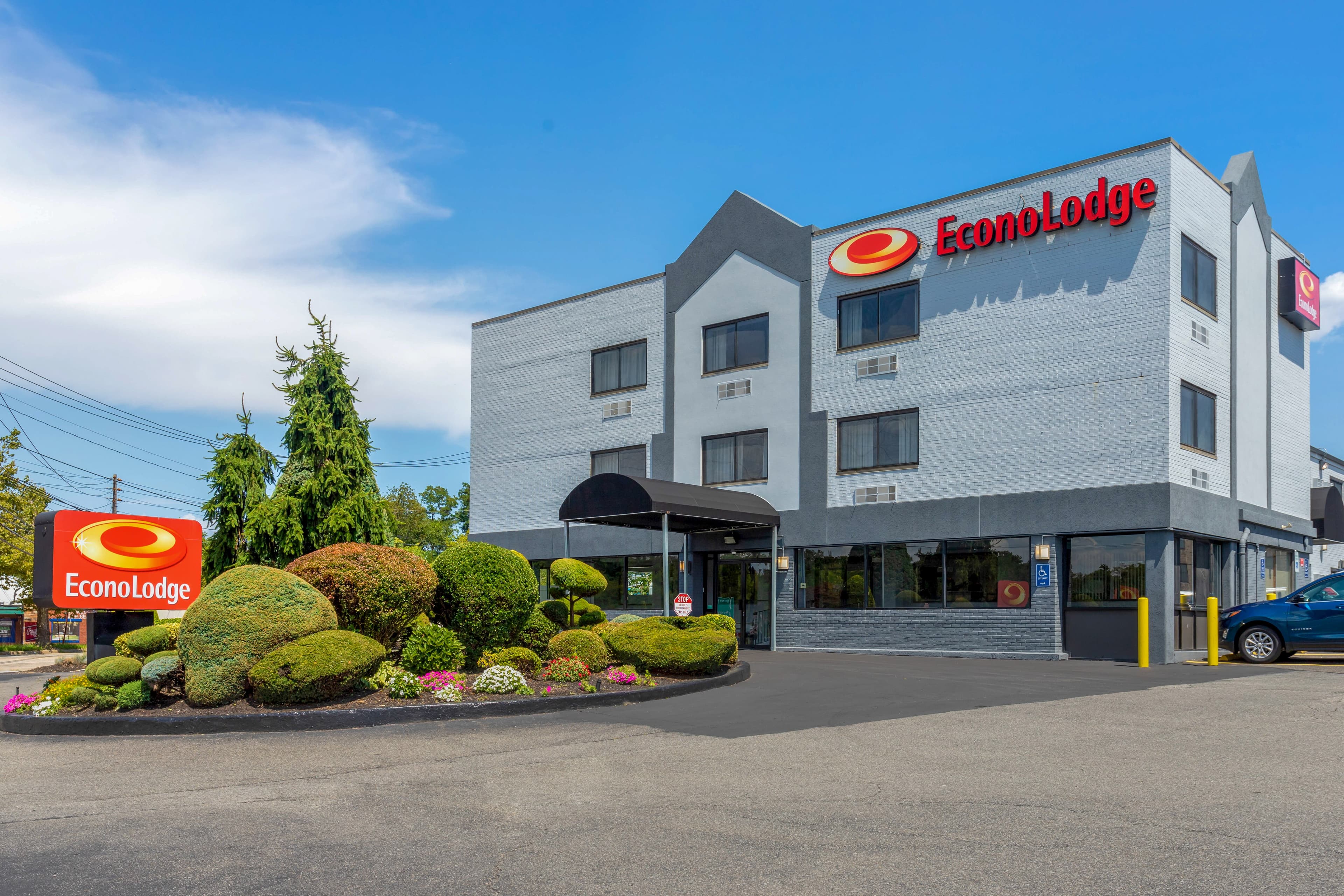 Econo Lodge Hicksville - Long Island - Image 1