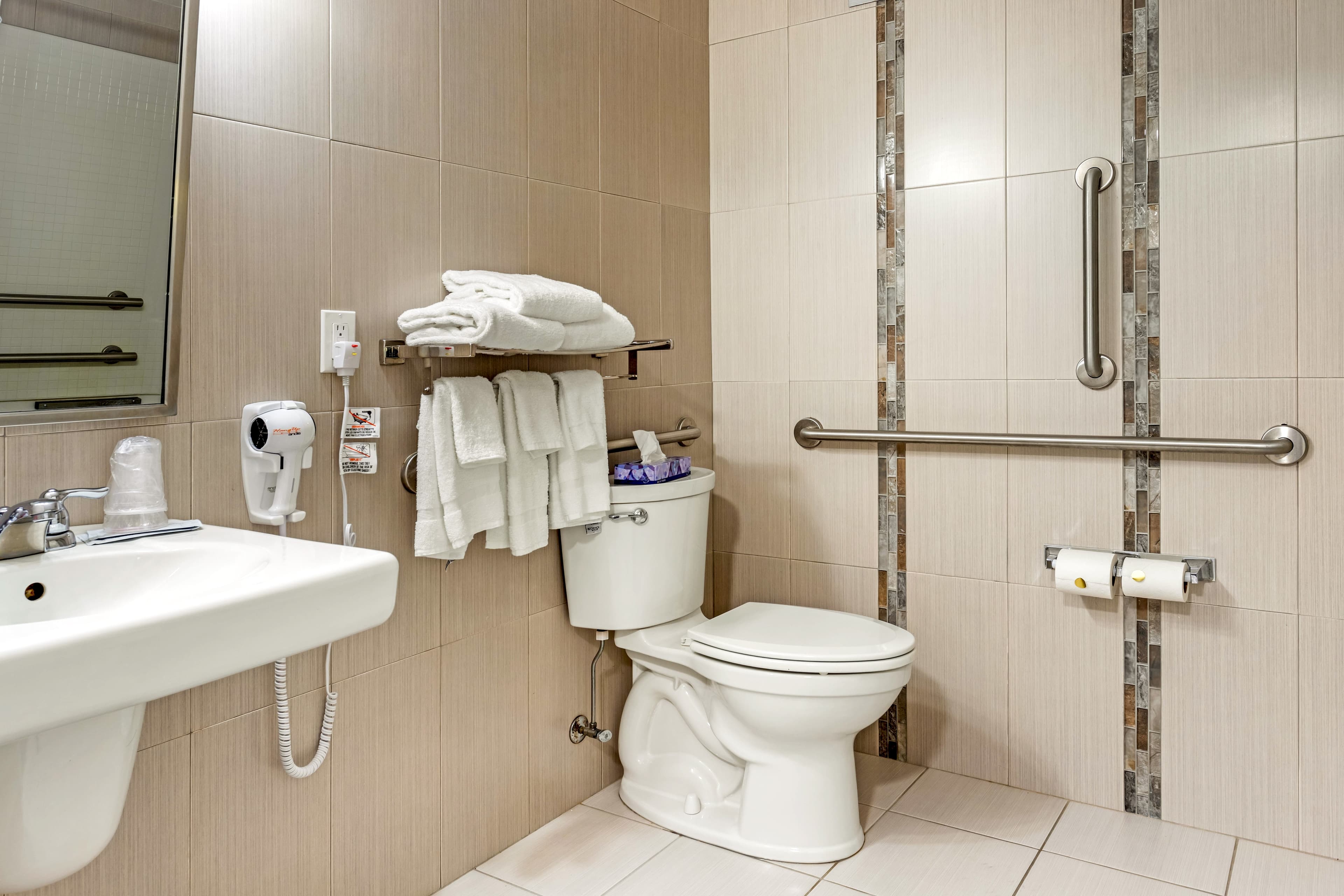 Econo Lodge Hicksville - Long Island — 11