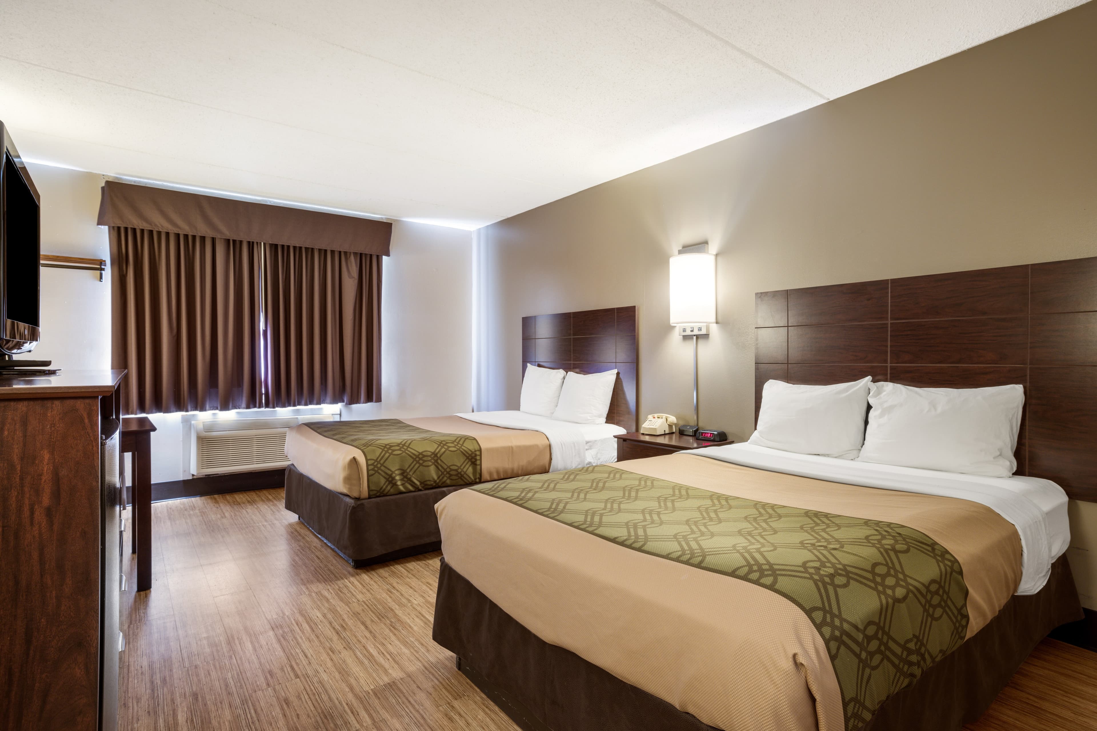 Econo Lodge Darien Lakes - Image 2