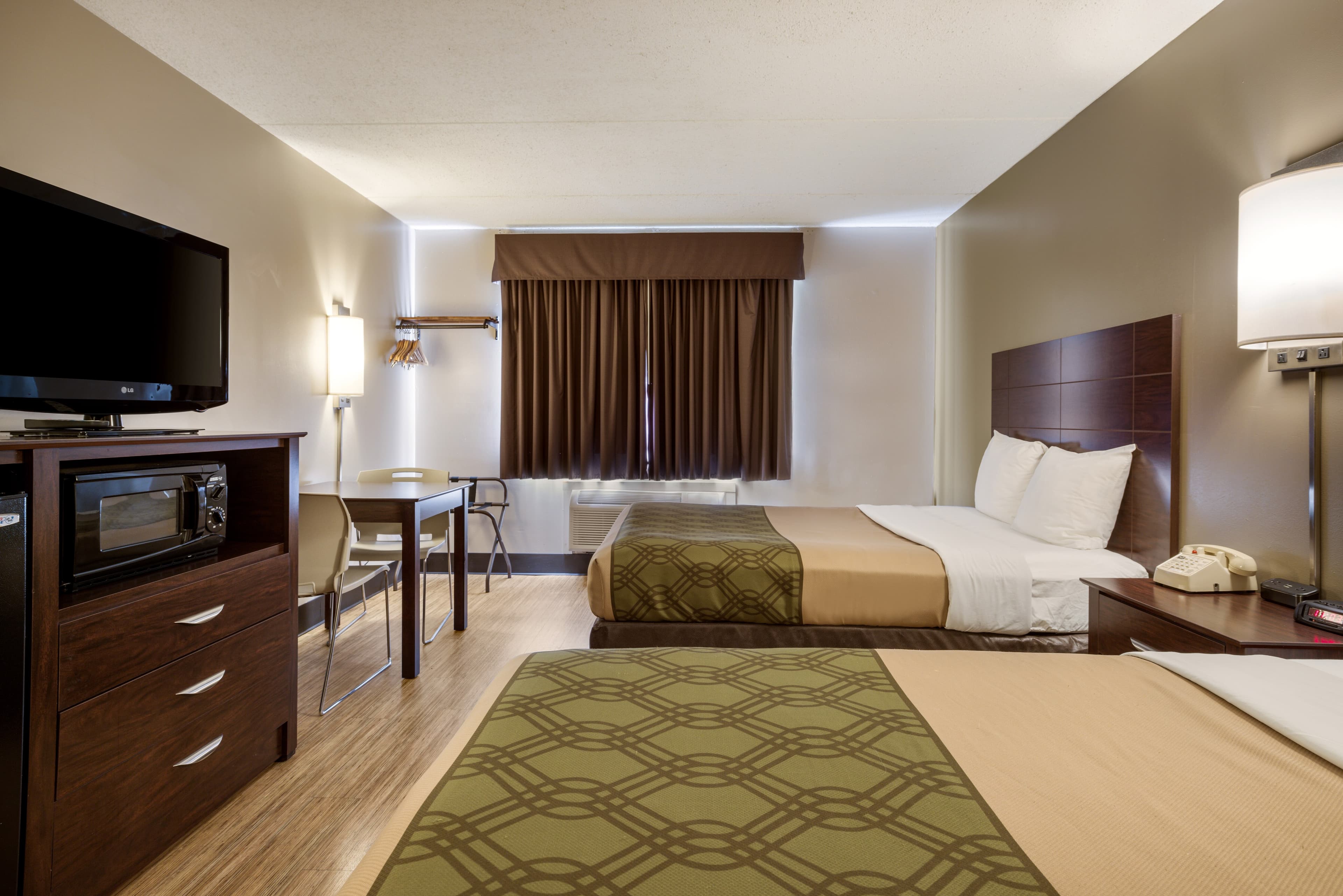 Econo Lodge Darien Lakes - Image 3