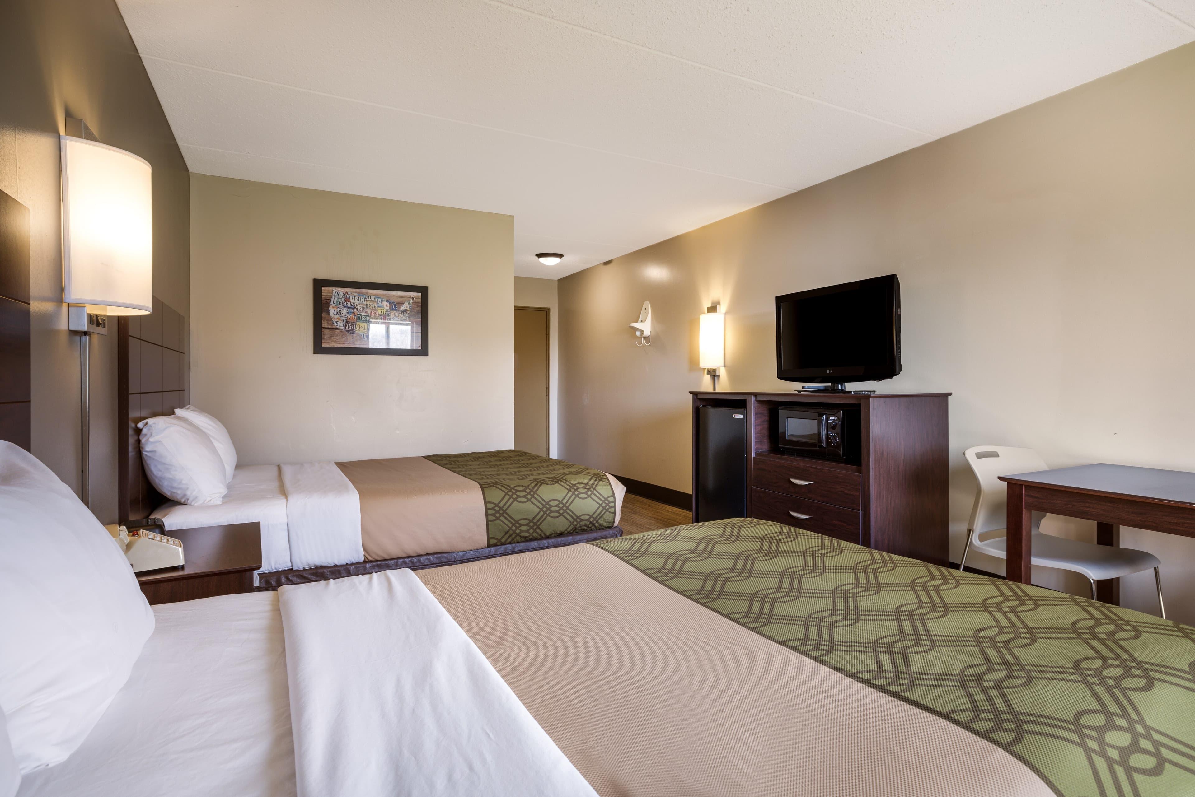 Econo Lodge Darien Lakes - Image 4