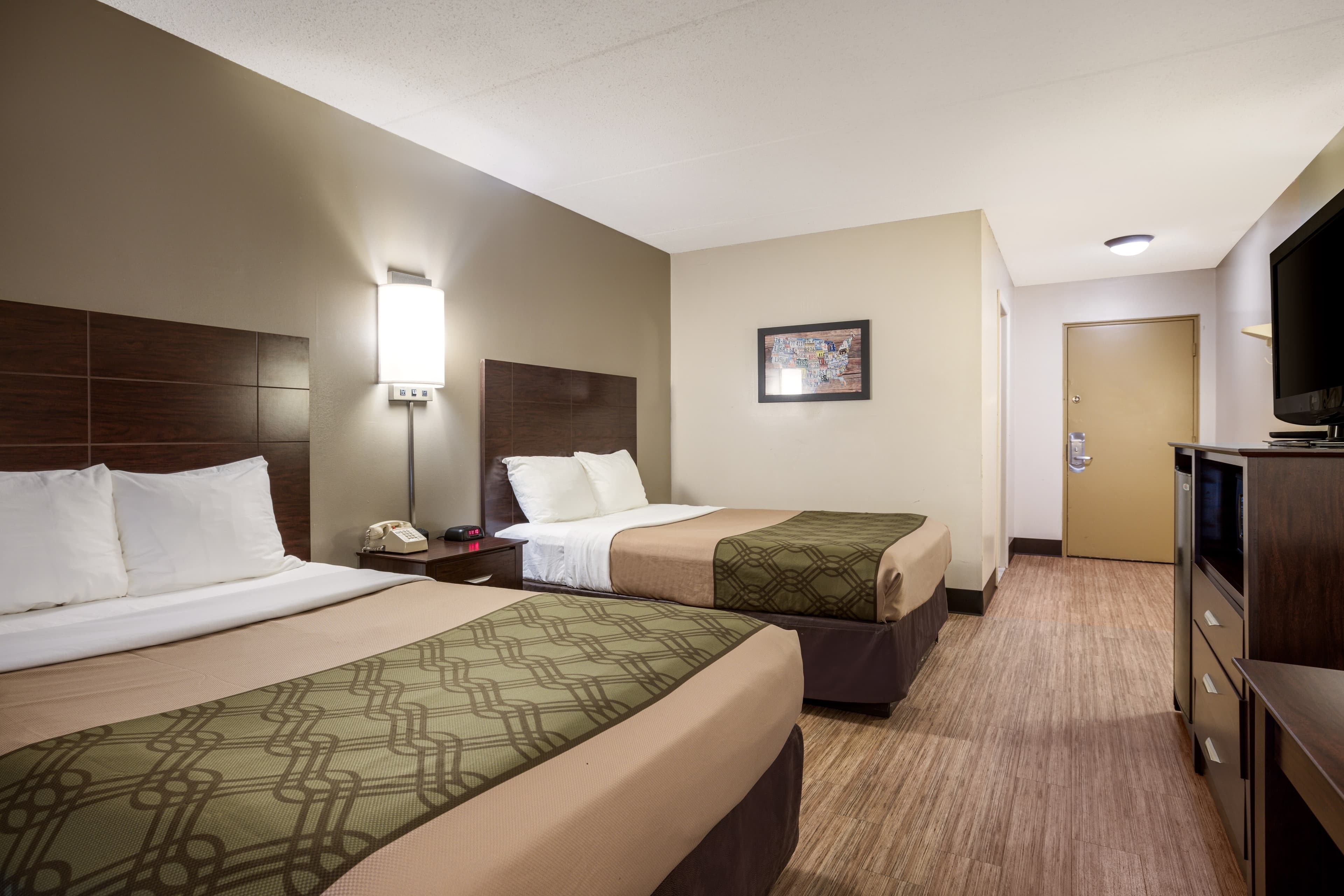 Econo Lodge Darien Lakes - Image 5