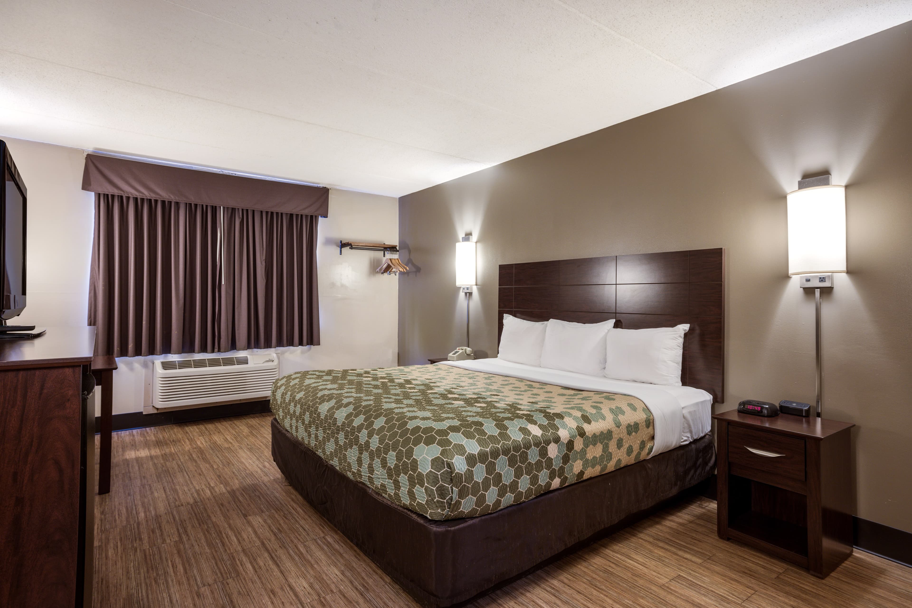 Econo Lodge Darien Lakes — 6