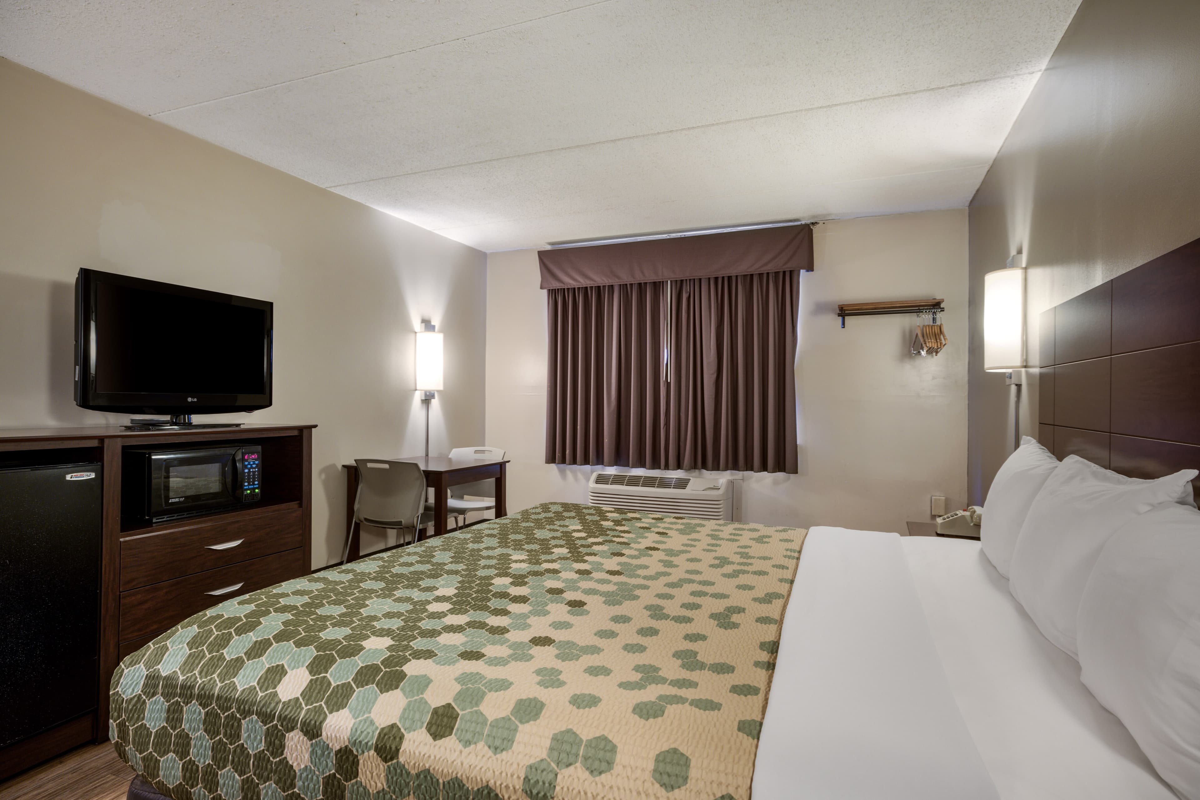 Econo Lodge Darien Lakes — 7