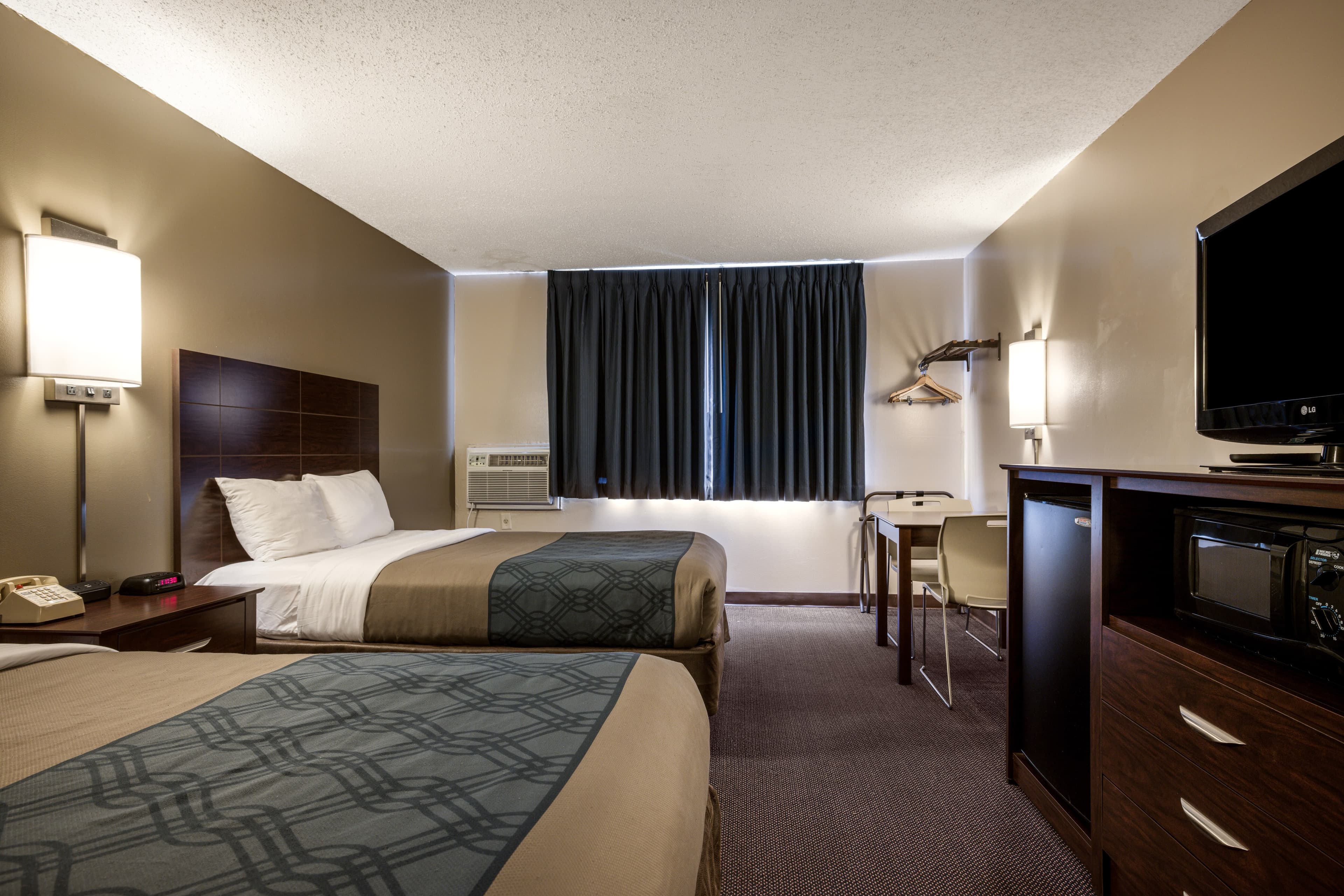 Econo Lodge Darien Lakes - Image 1
