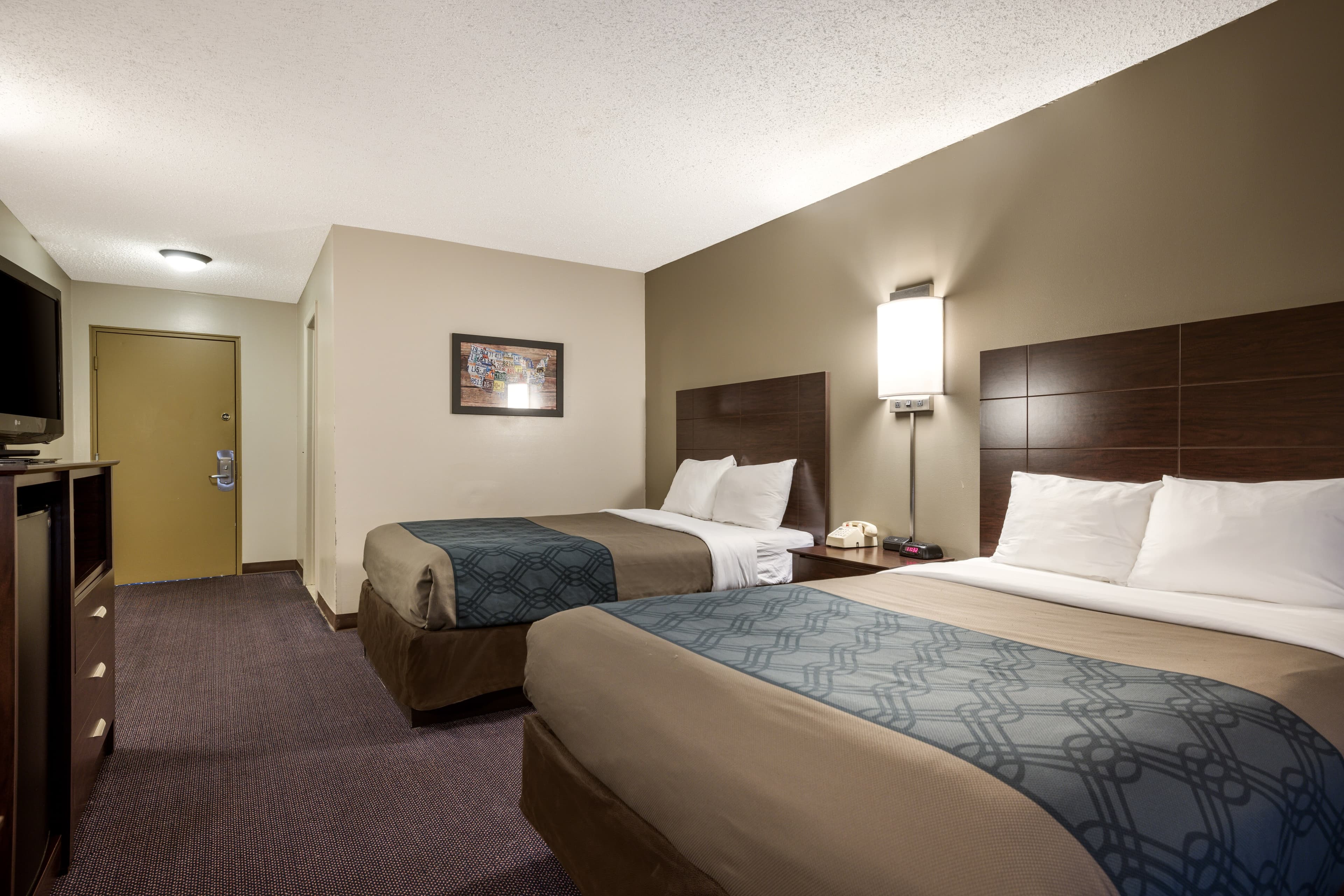 Econo Lodge Darien Lakes — 11