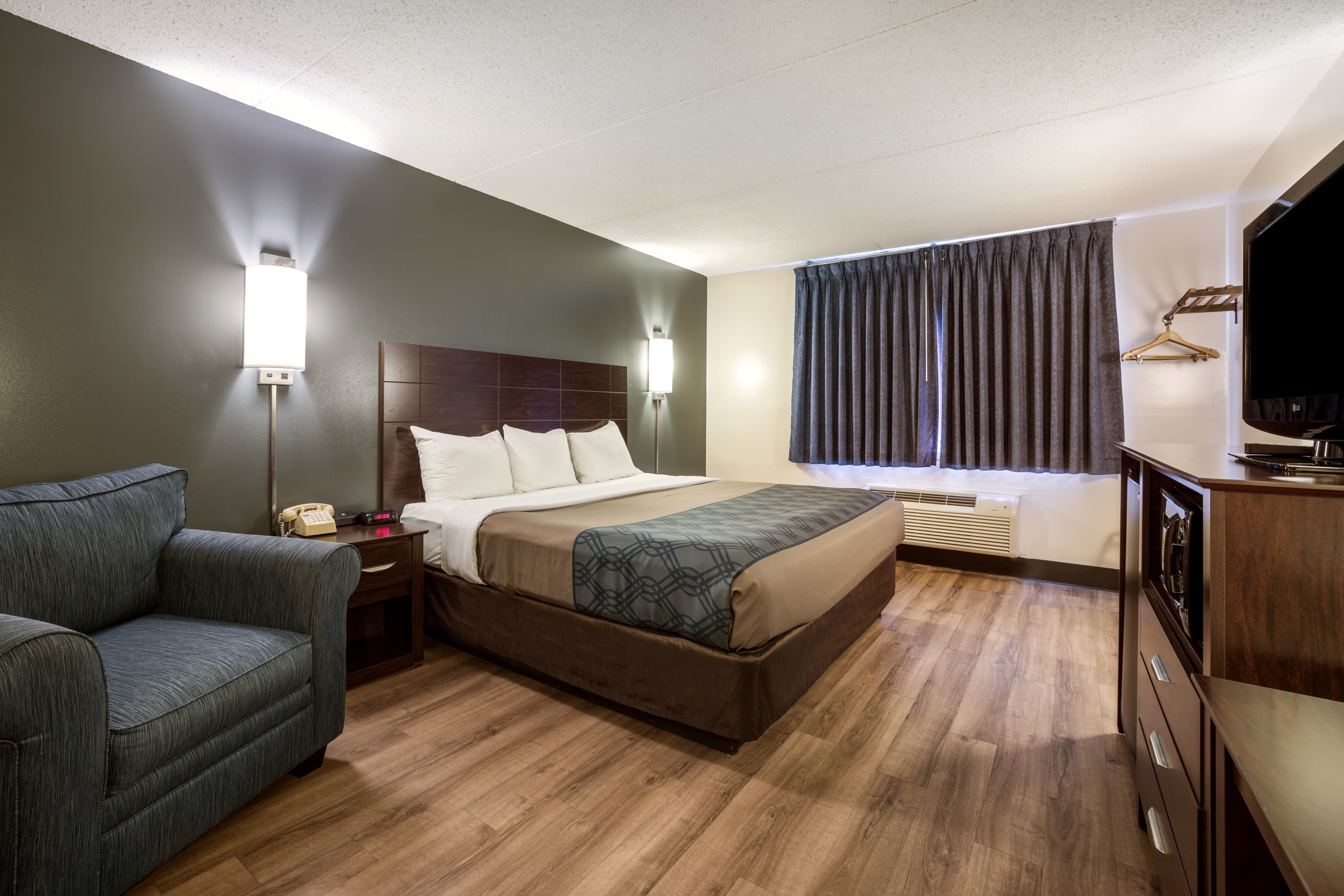 Econo Lodge Darien Lakes — 16
