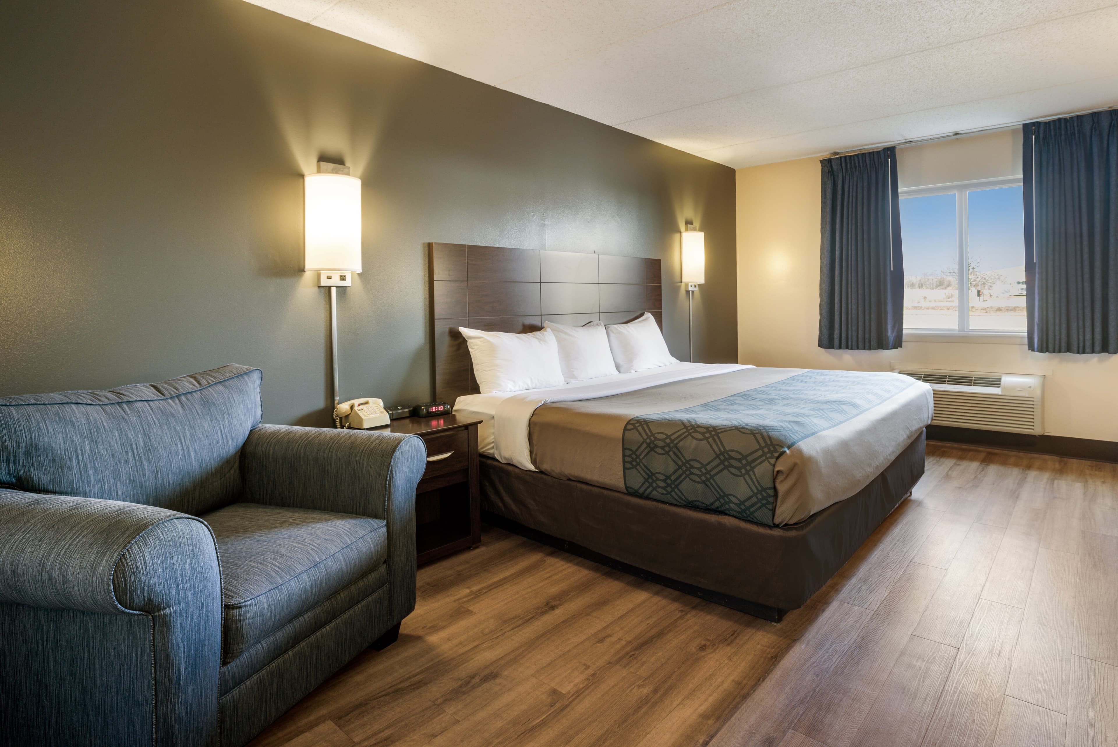 Econo Lodge Darien Lakes — 24