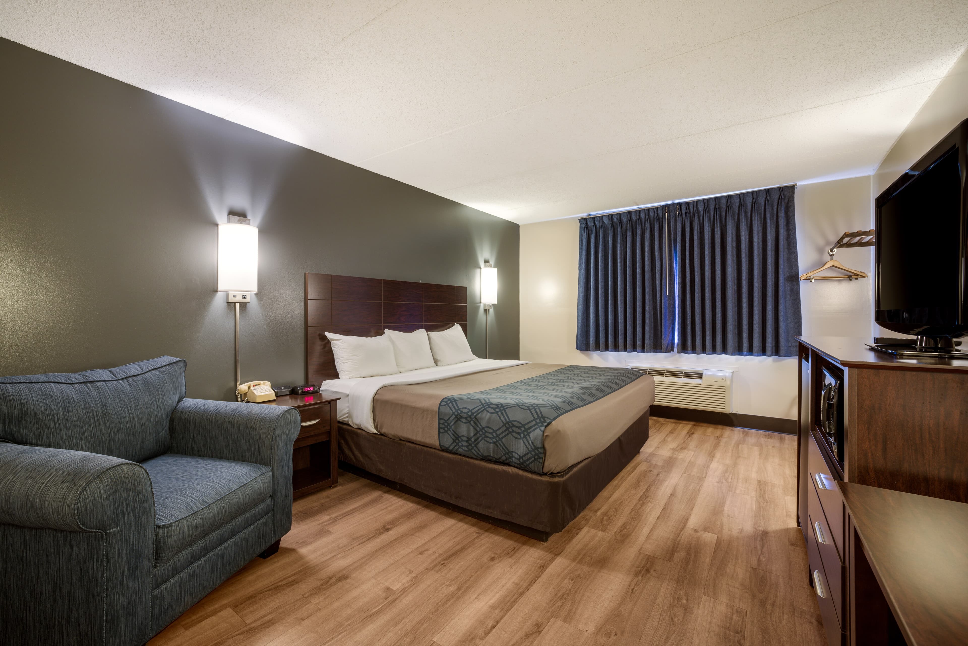 Econo Lodge Darien Lakes — 25