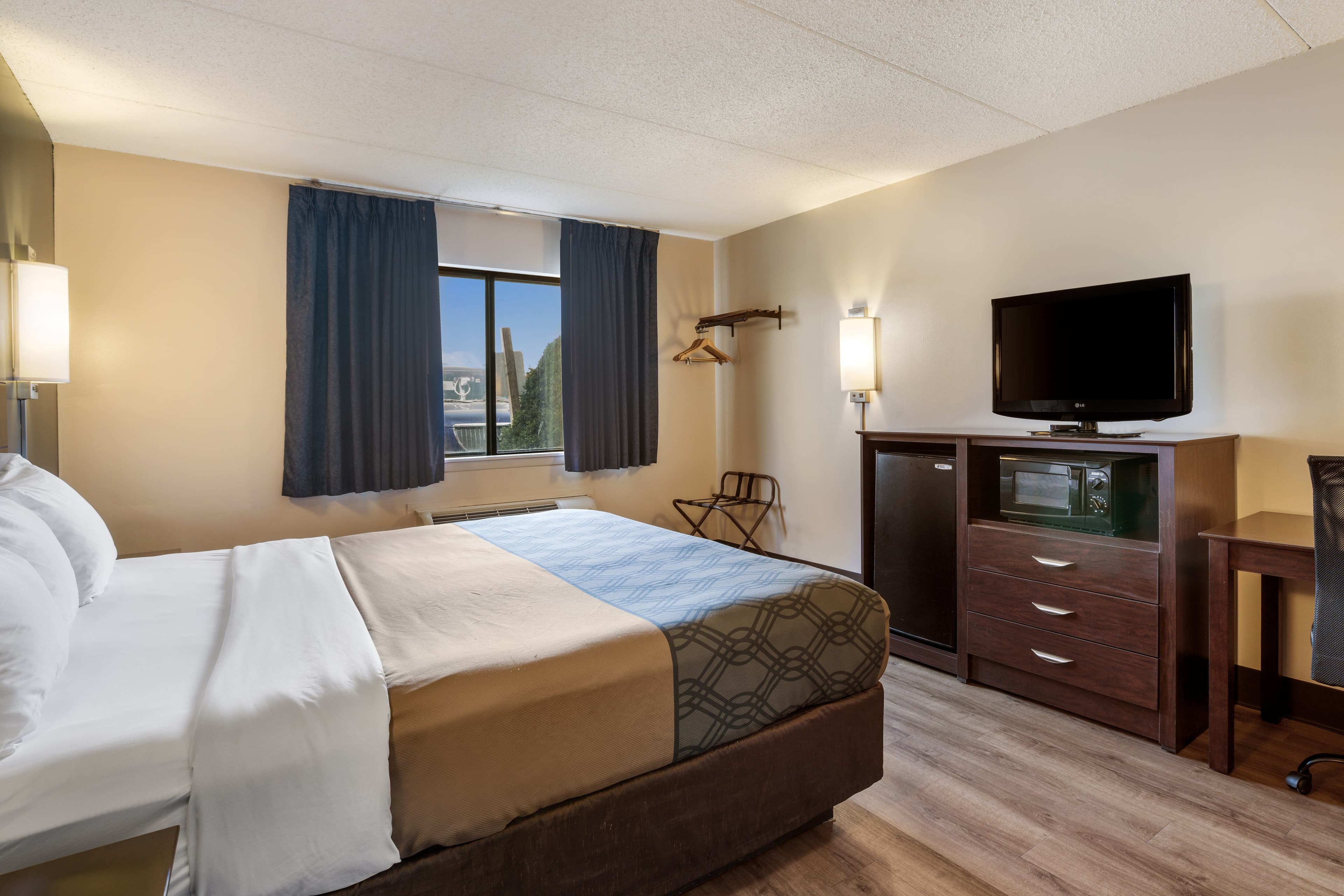 Econo Lodge Darien Lakes — 26