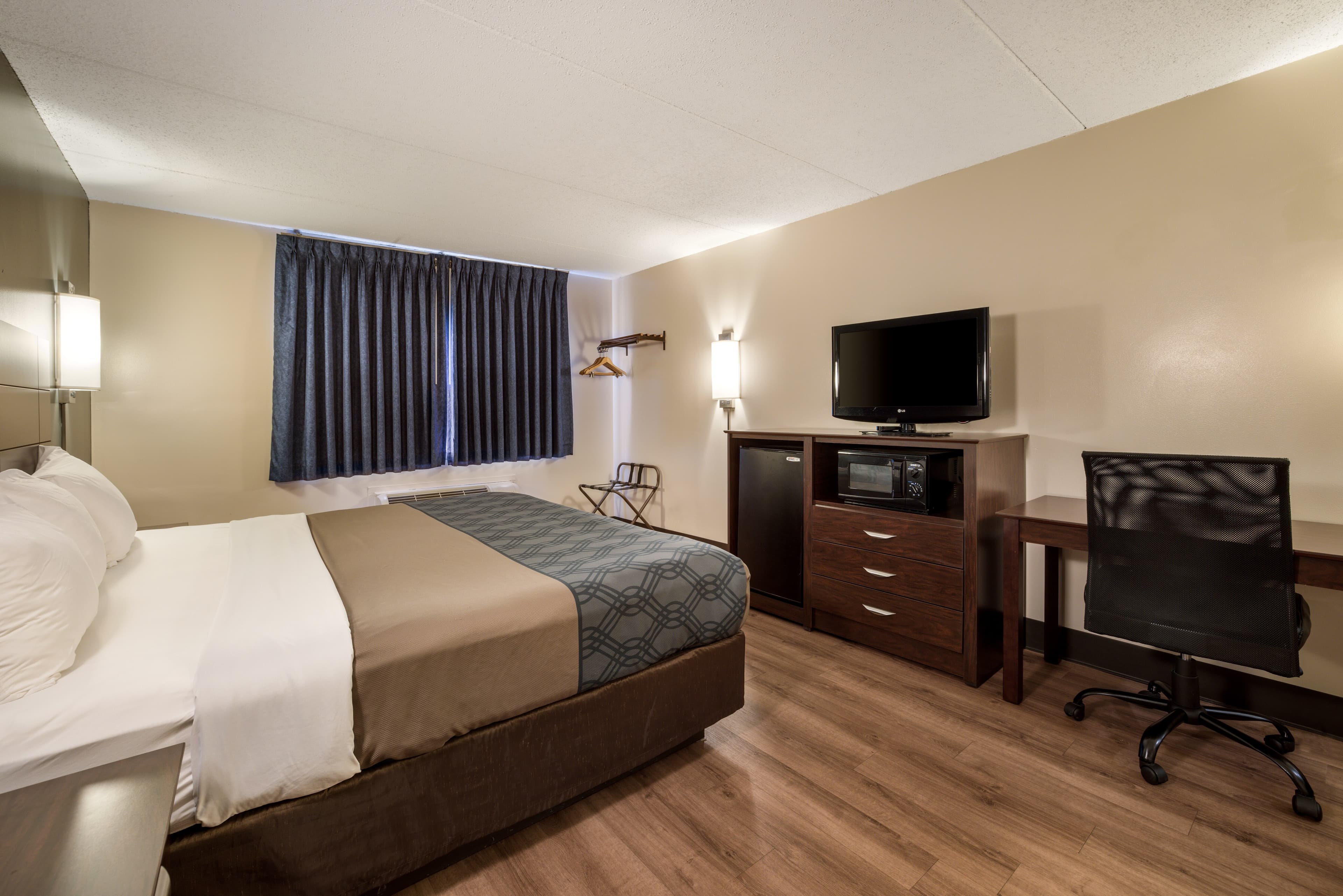 Econo Lodge Darien Lakes — 27