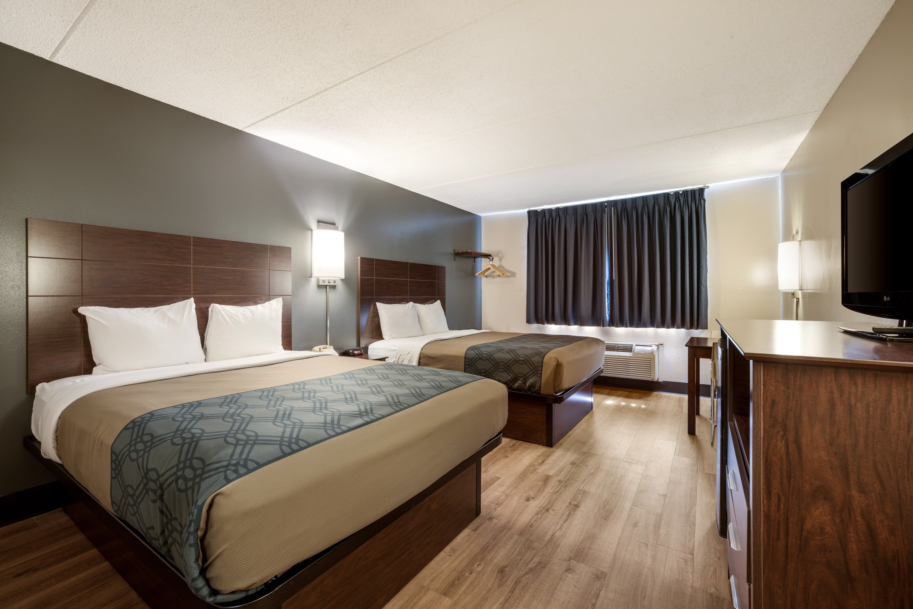 Econo Lodge Darien Lakes — 13