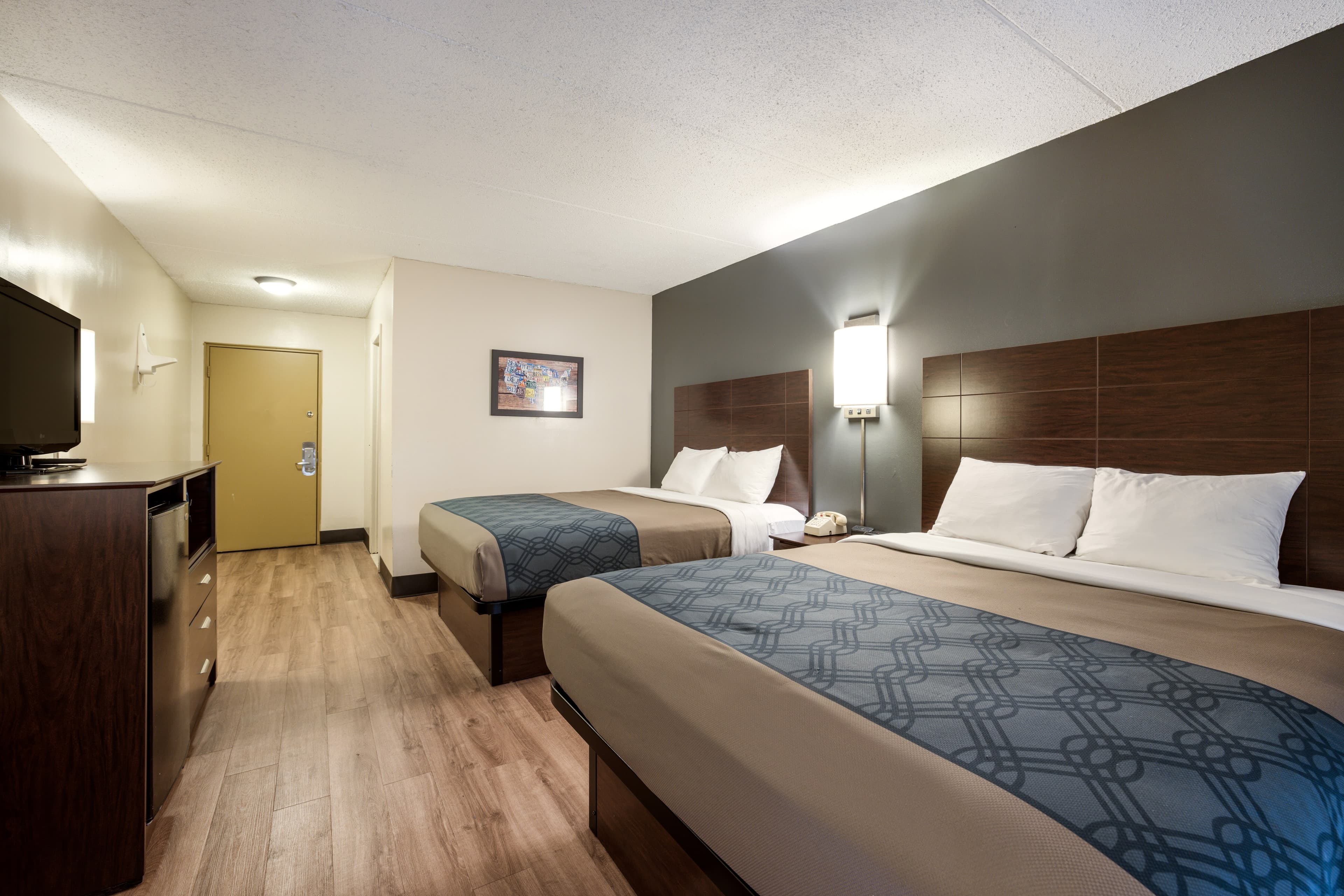 Econo Lodge Darien Lakes — 14