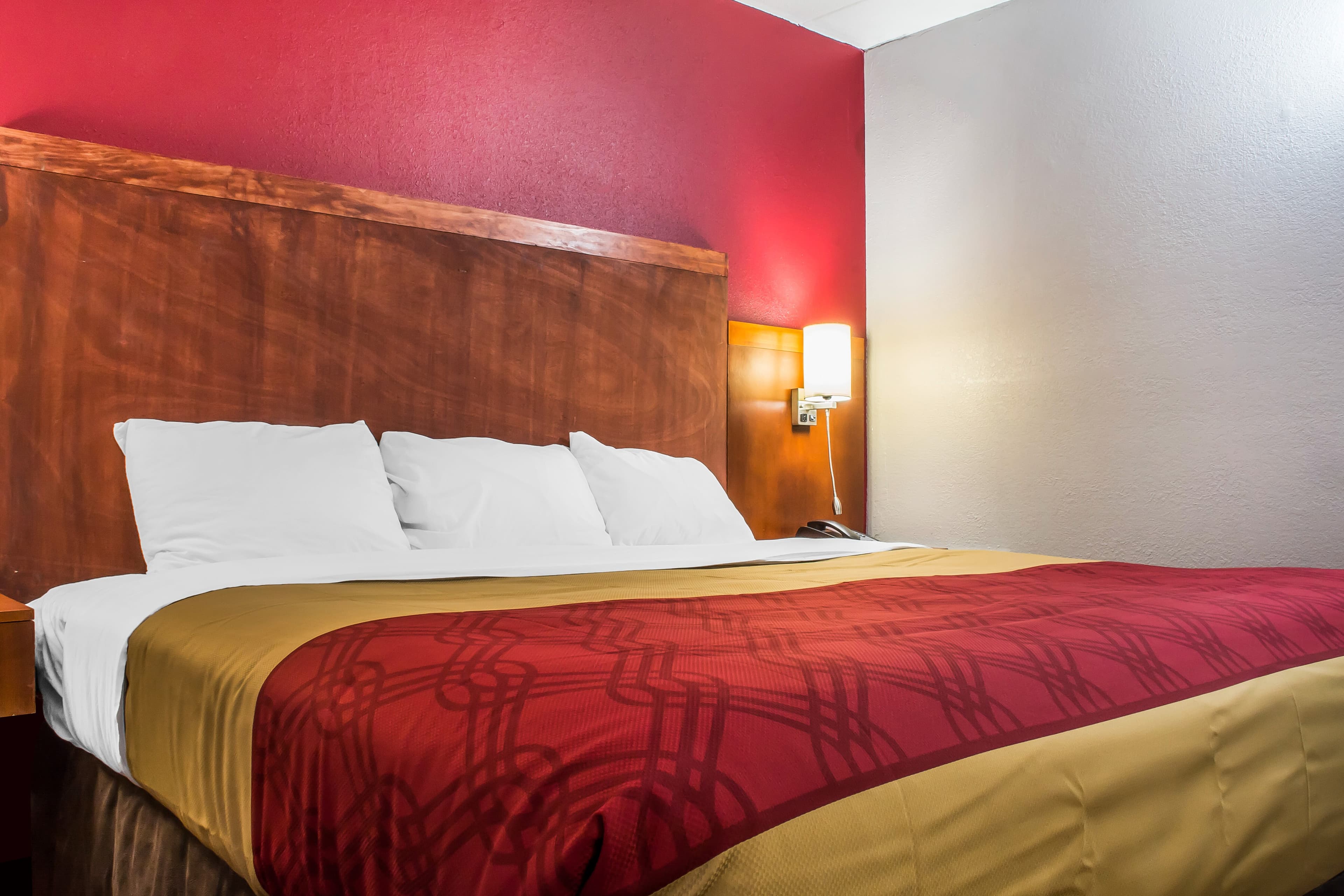 Econo Lodge Brockport - Image 3