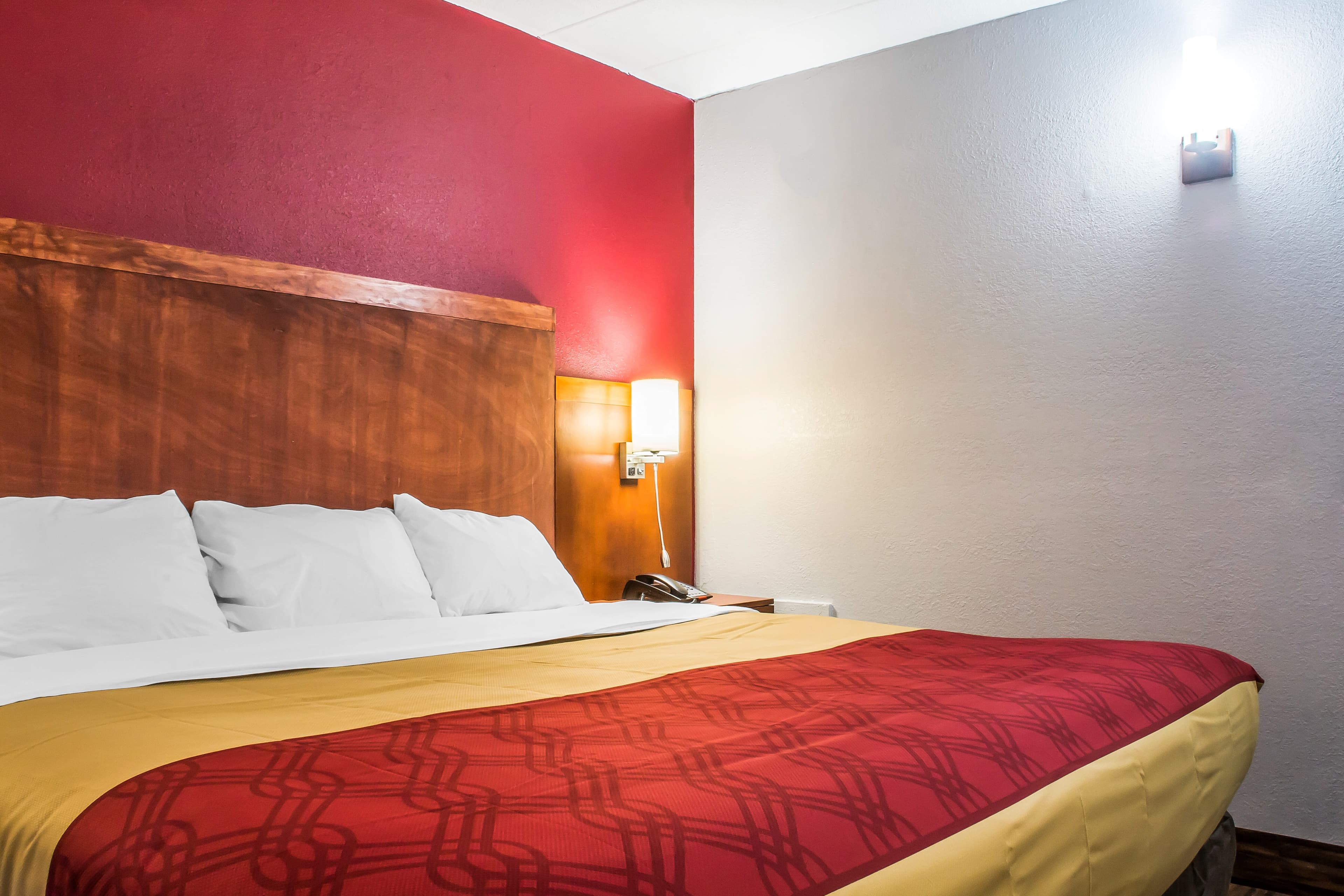 Econo Lodge Brockport - Image 4