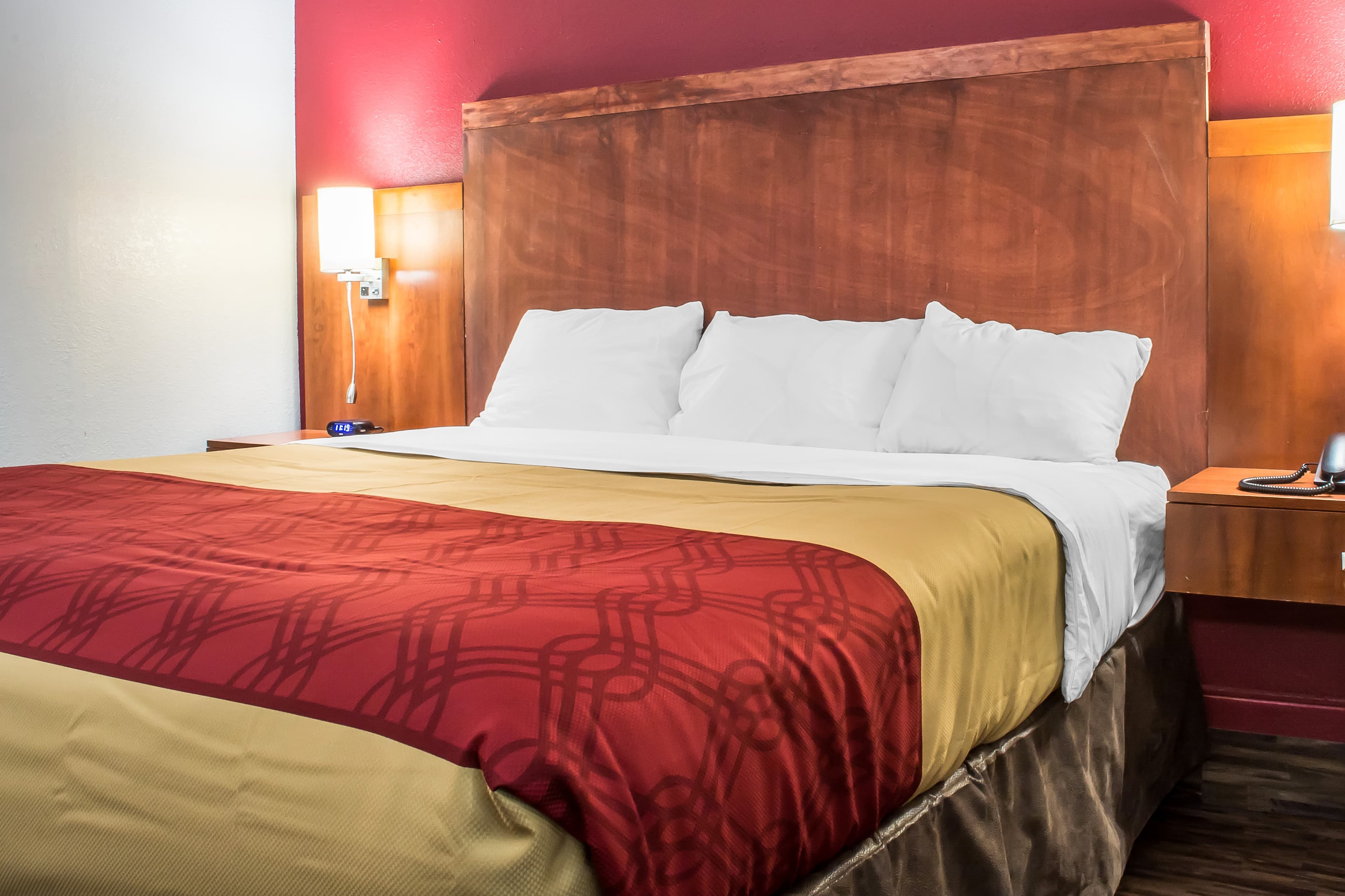 Econo Lodge Brockport — 8