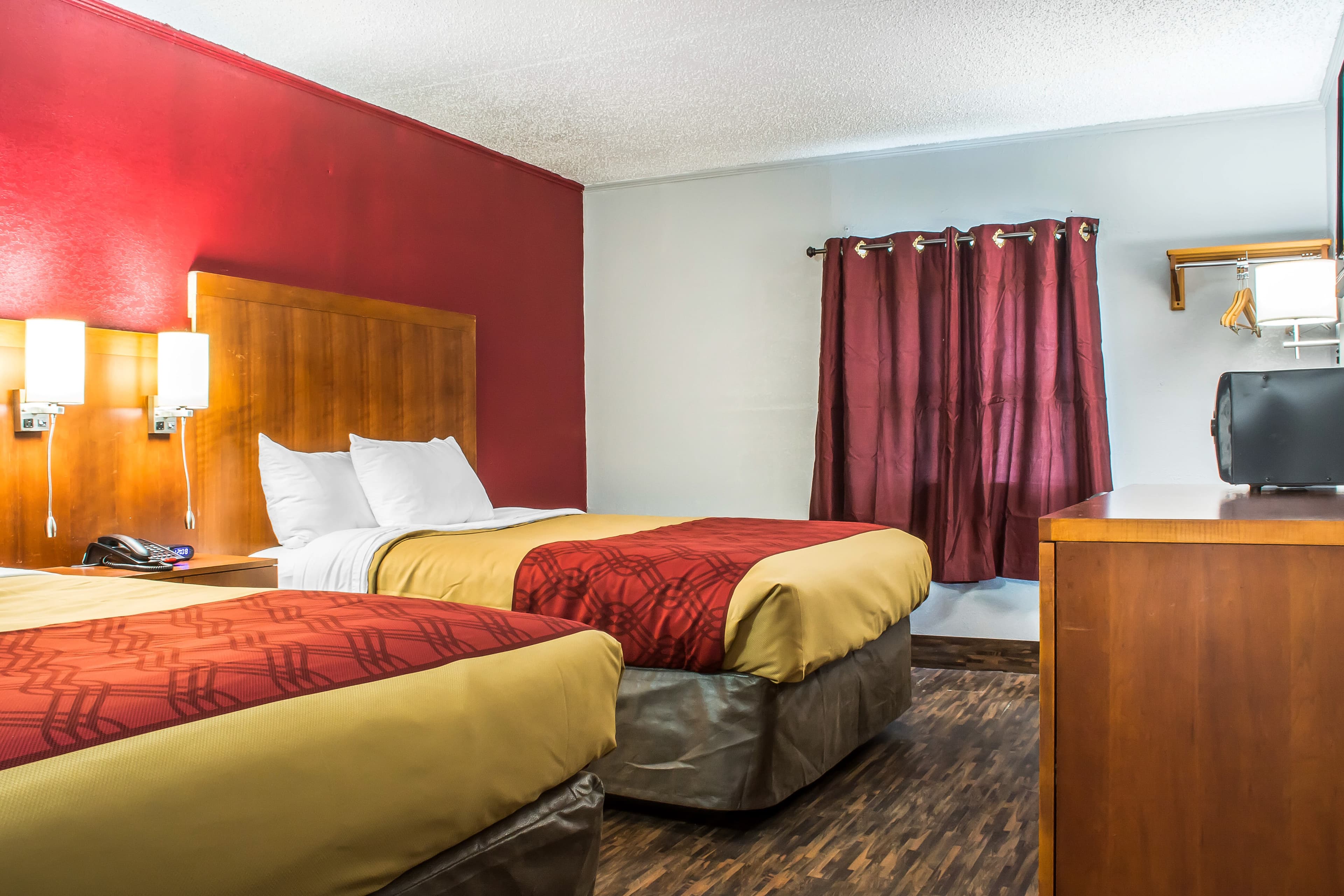 Econo Lodge Brockport — 19