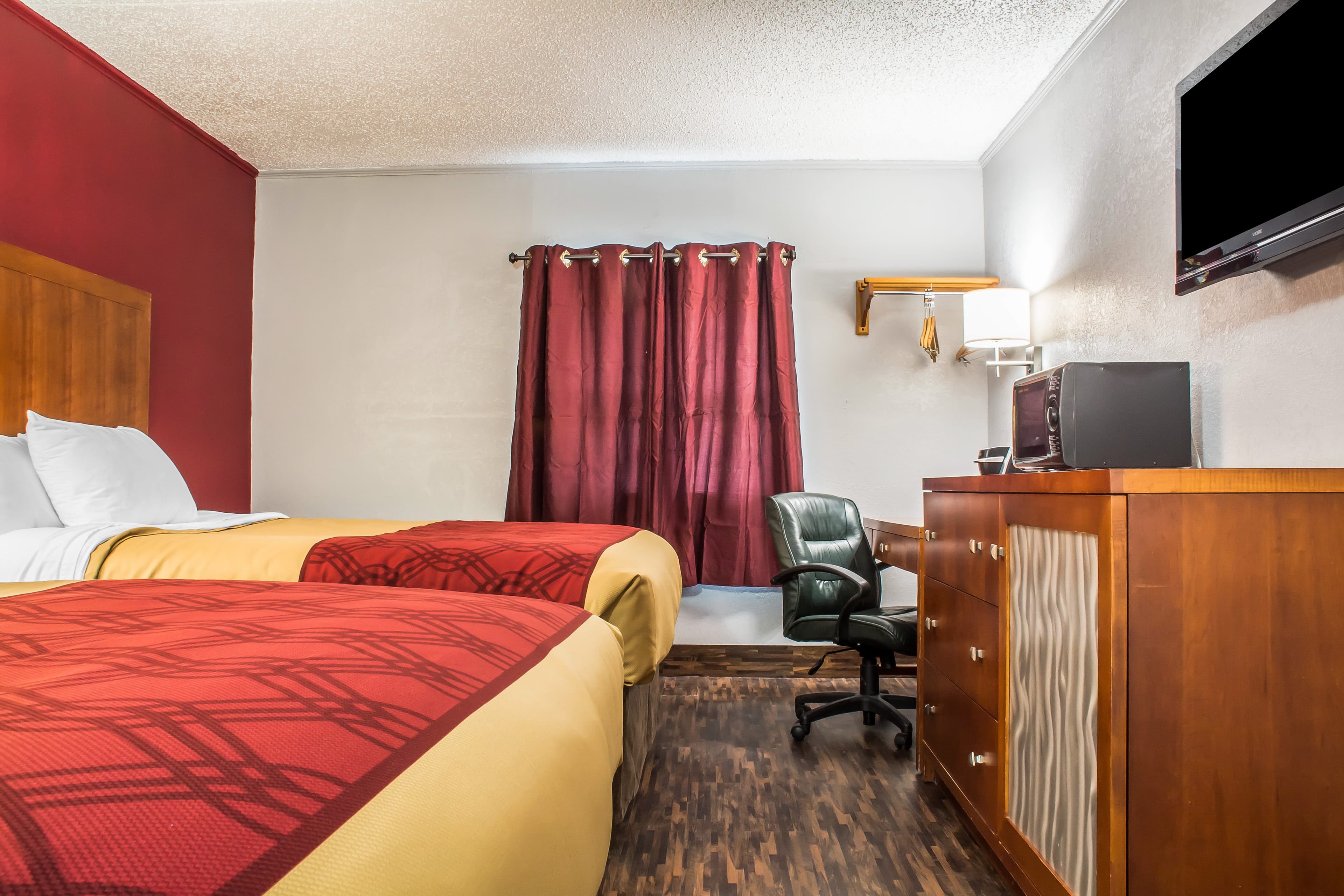 Econo Lodge Brockport — 20